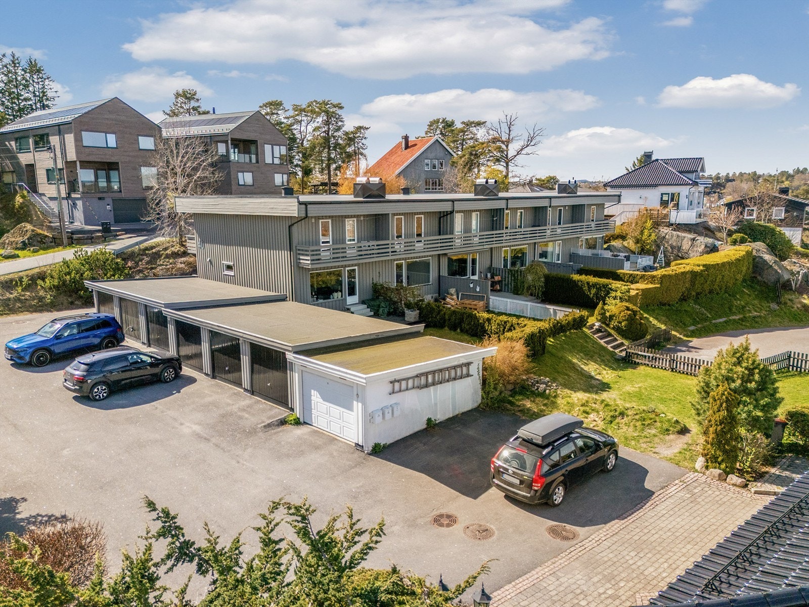 Til eiendommen hører en garasje på 15 m² fra 1976, bygget i tre- og murkonstruksjon, med egen parkeringsplass. Galleribilde