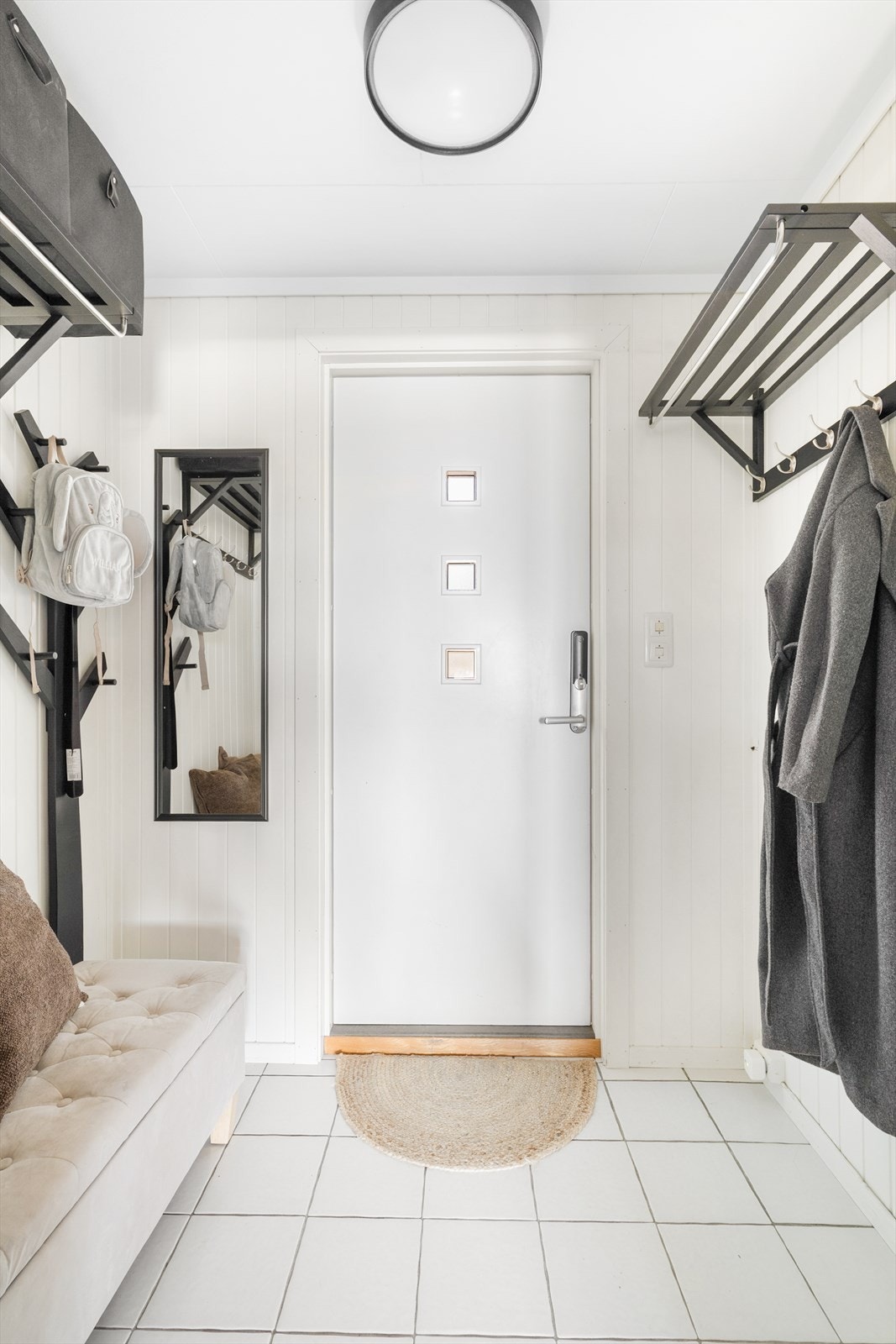 Ved inngangspartiet finner du også en platting på ca. 10 m², perfekt for en liten sittegruppe eller til å ta av skoene. Galleribilde