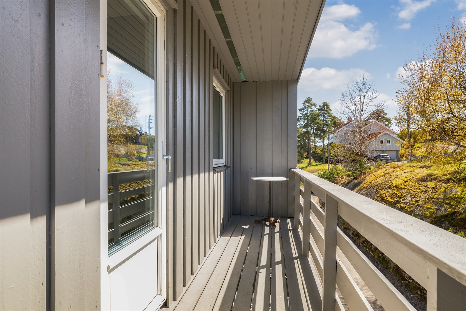 Fra to av soverommene i andre etasje har du utgang til en nordøstvendt balkong med gulv av terrassebord. Galleribilde