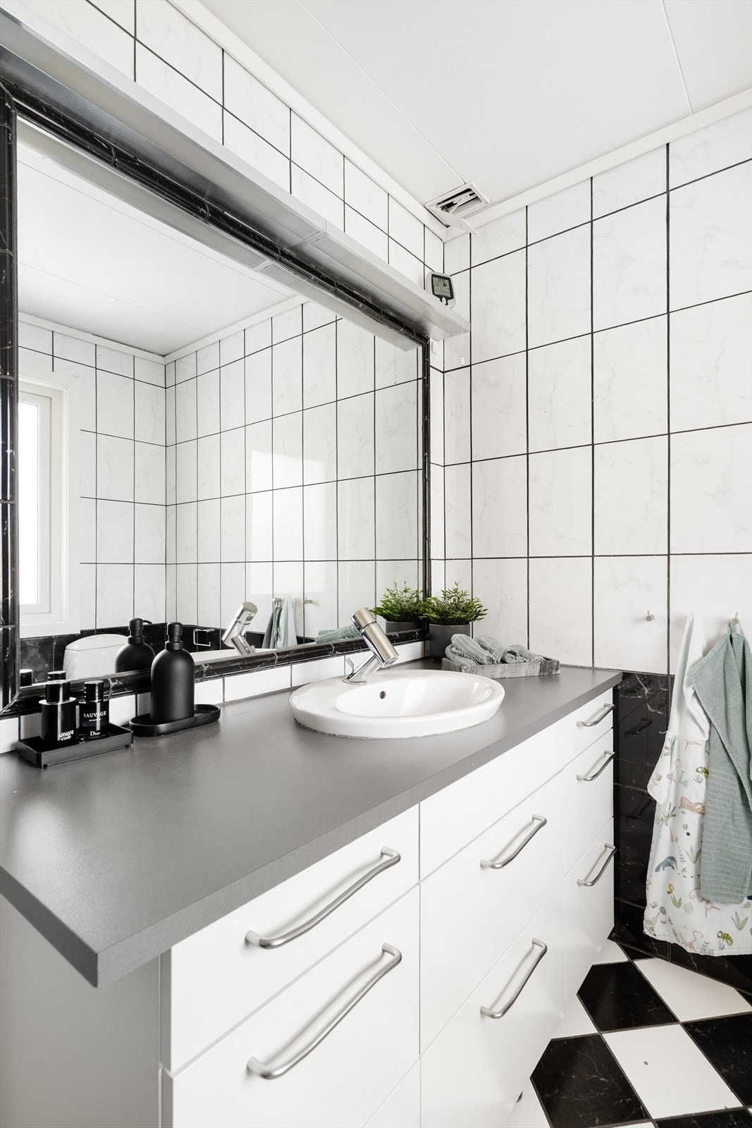 Badet har flislagte vegger og gulv med varme, som gir god komfort. Galleribilde