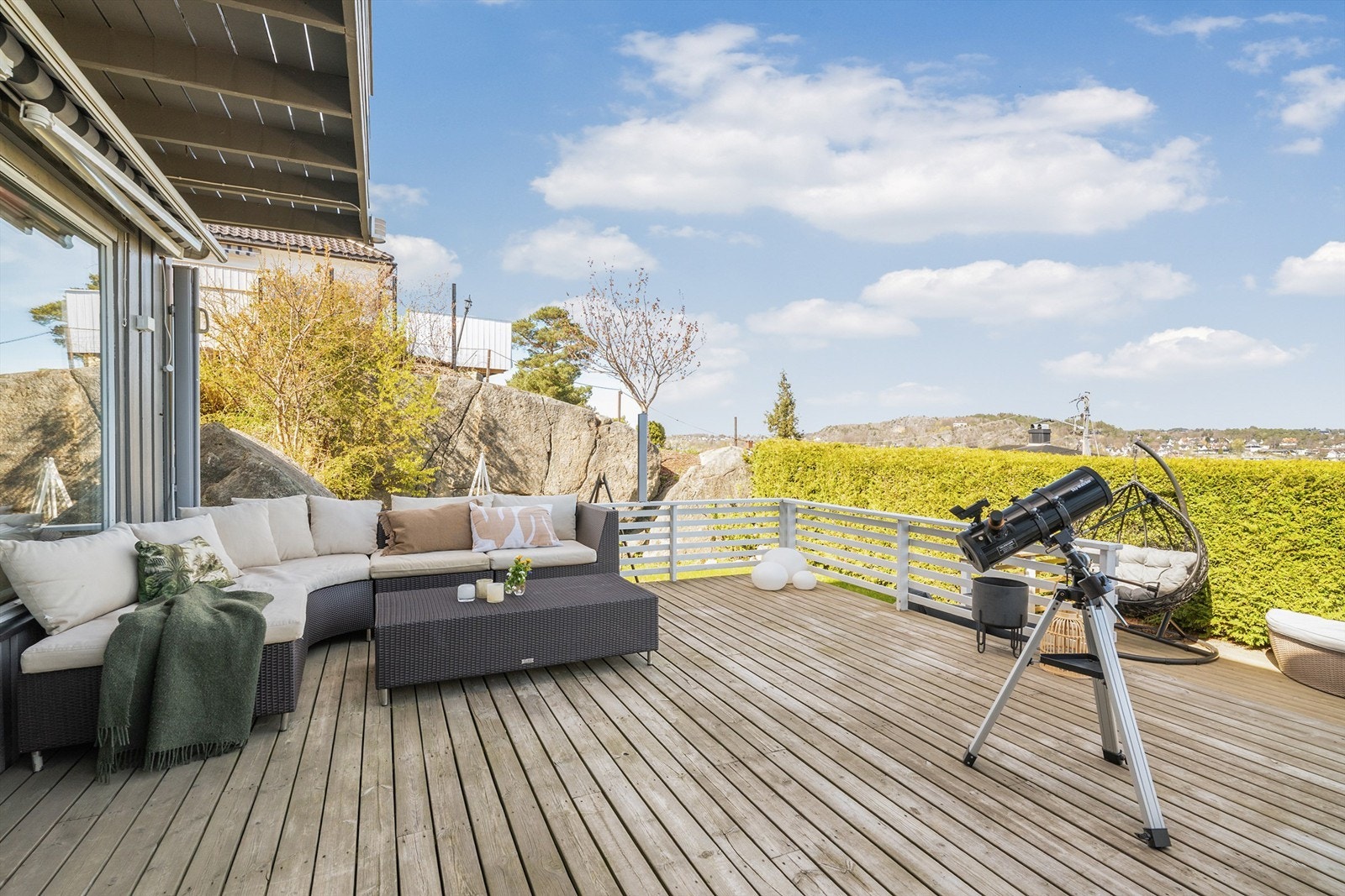 Fra stuen har du direkte utgang til en romslig, nordøstvendt terrasse på ca. 43 m² med plass til både sittegrupper og utsyn over området. Galleribilde