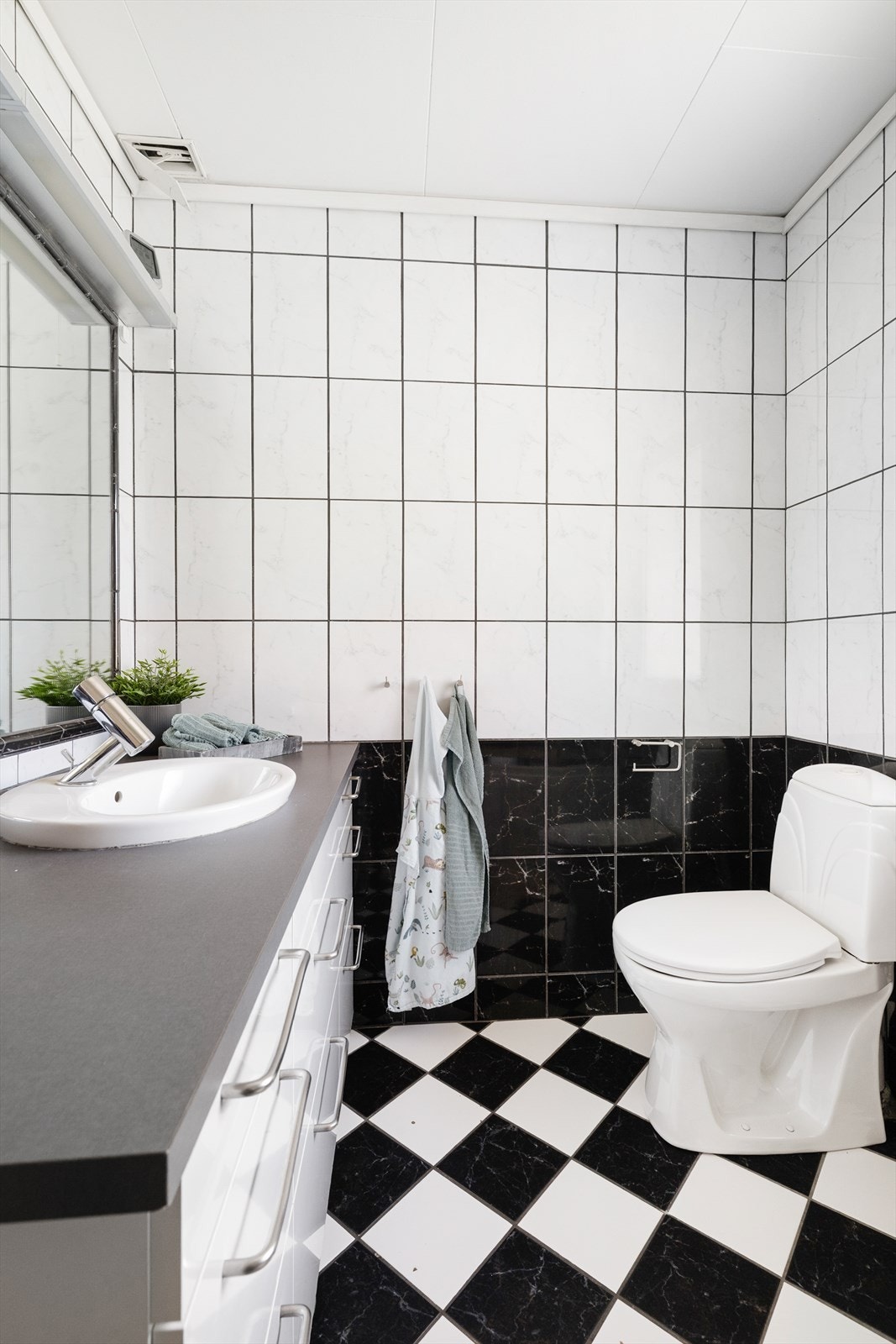 Badet i andre etasje ble oppgradert i 2003 med nye fliser, membran og varmekabler, og har et vegghengt servantskap. Galleribilde