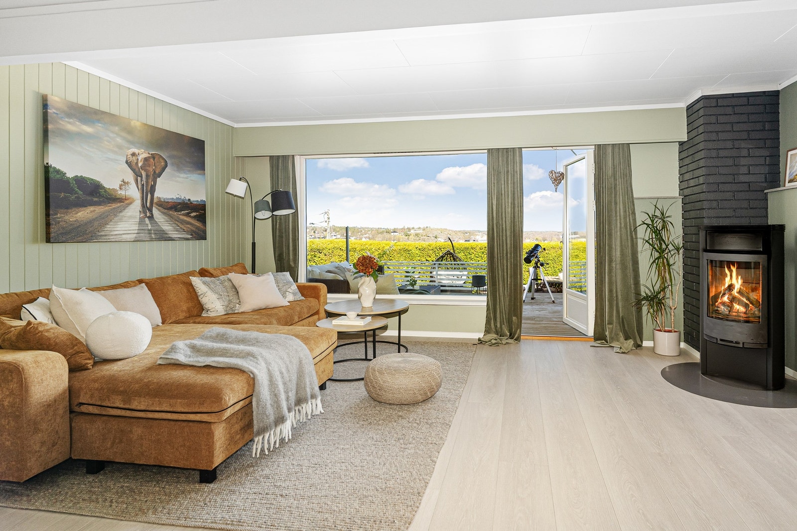 De store vinduene slipper inn rikelig med lys og gir en fin forbindelse til uteområdet. Galleribilde