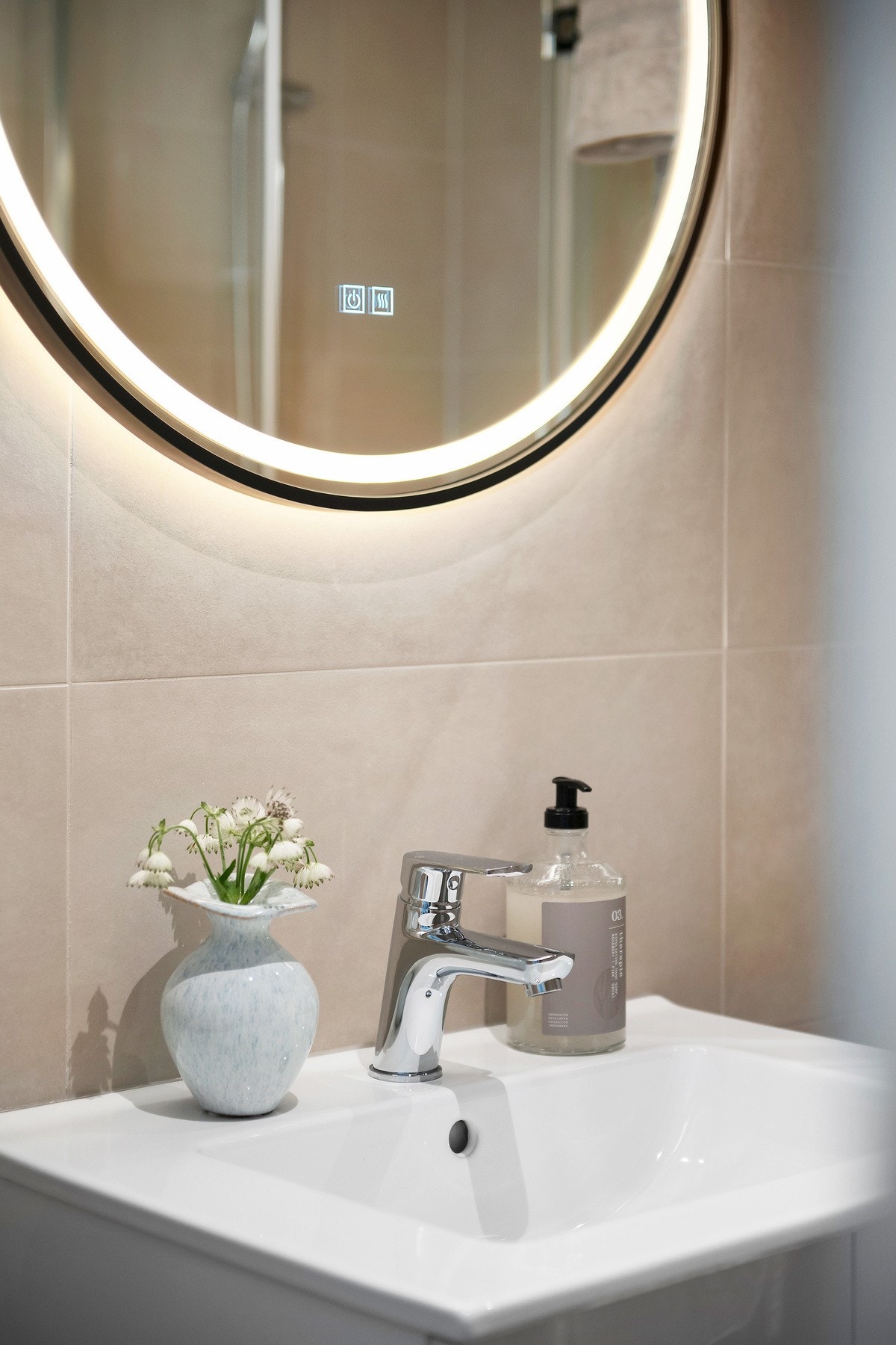 Badet har innredning og speil med LED lys Galleribilde