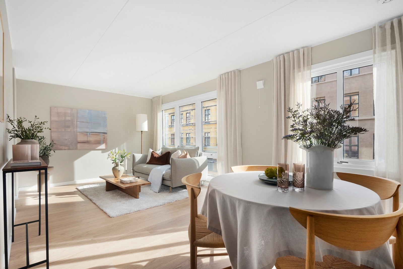 Lys stue med 1-stavs eikeparkett og lyse overflater Galleribilde