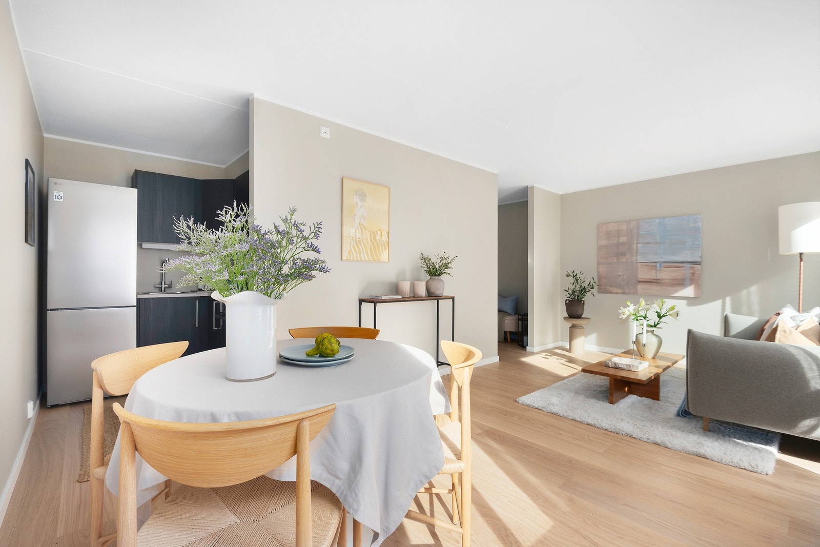Åpen stue-/kjøkkenløsning med 1-stavs eikeparkett og moderne kjøkken fra HTH Galleribilde