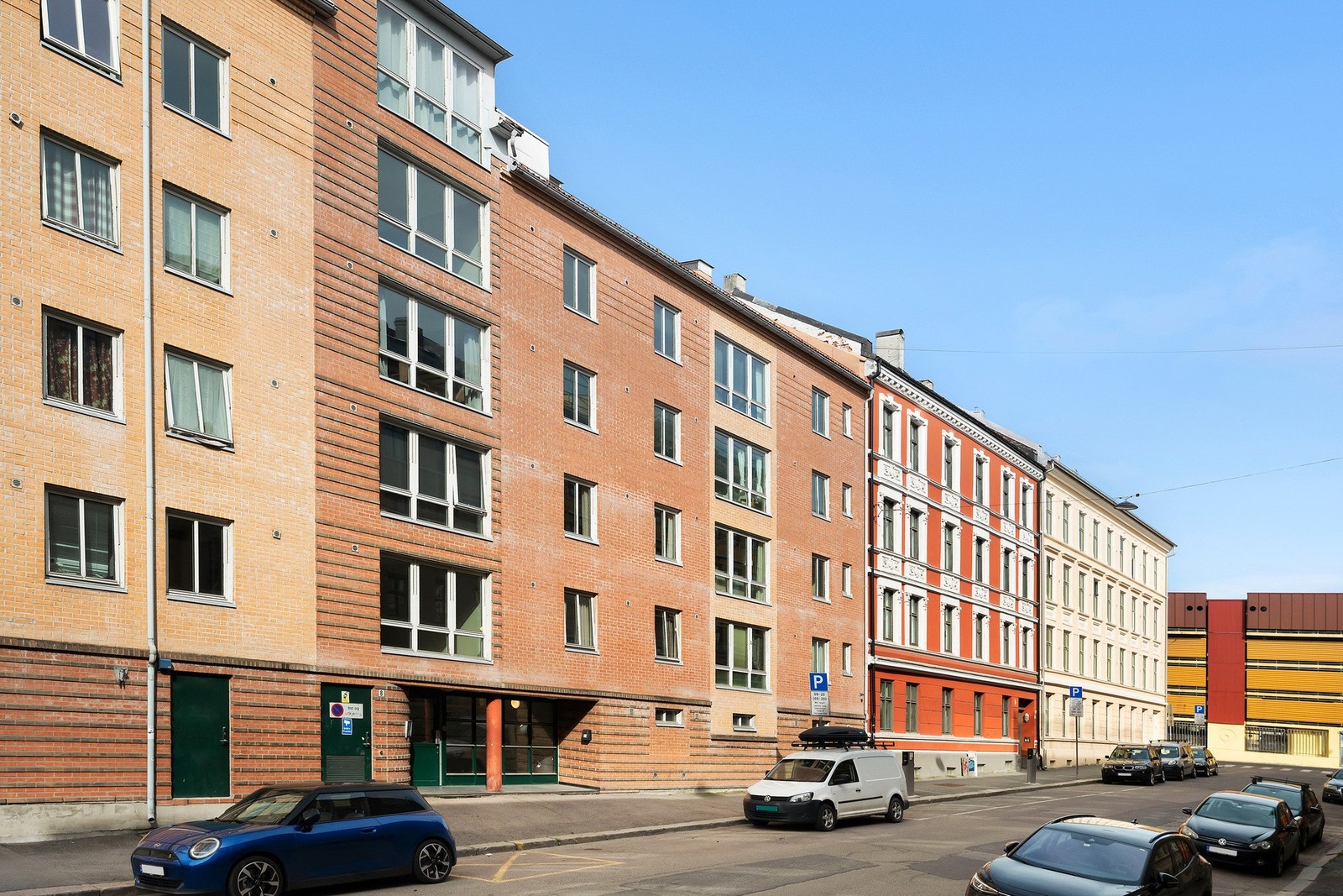 Fasade med byggeår i 1994 Galleribilde
