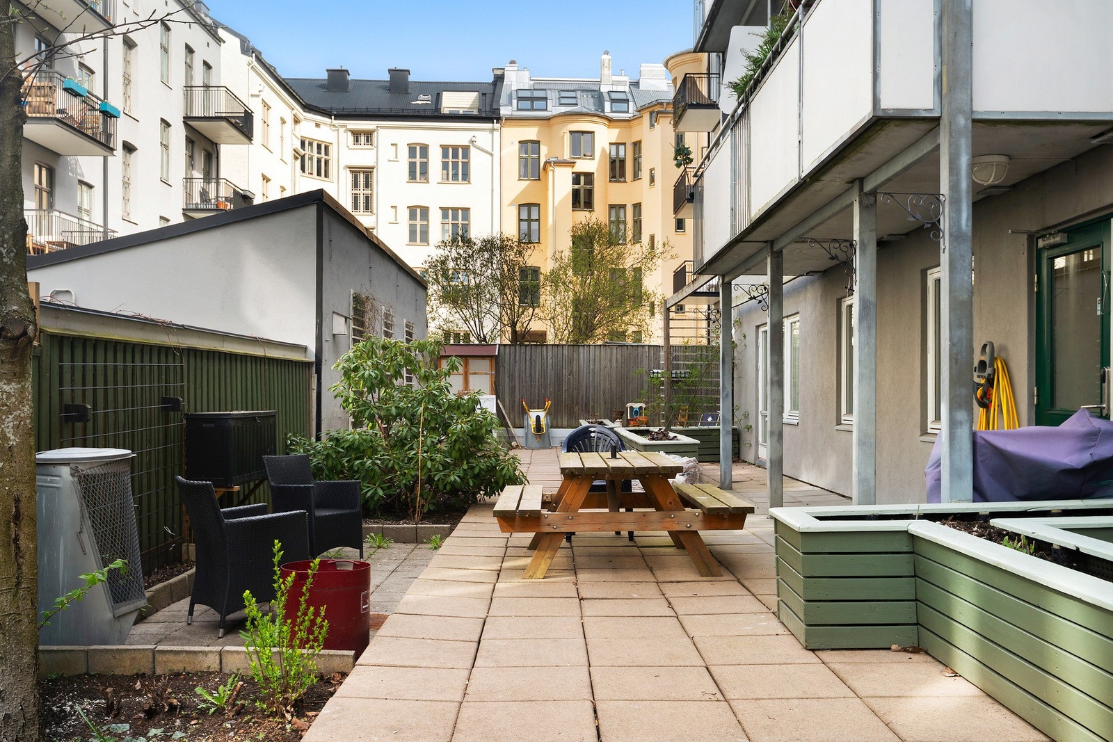 Felles bakgård med sittegrupper og beplantning Galleribilde