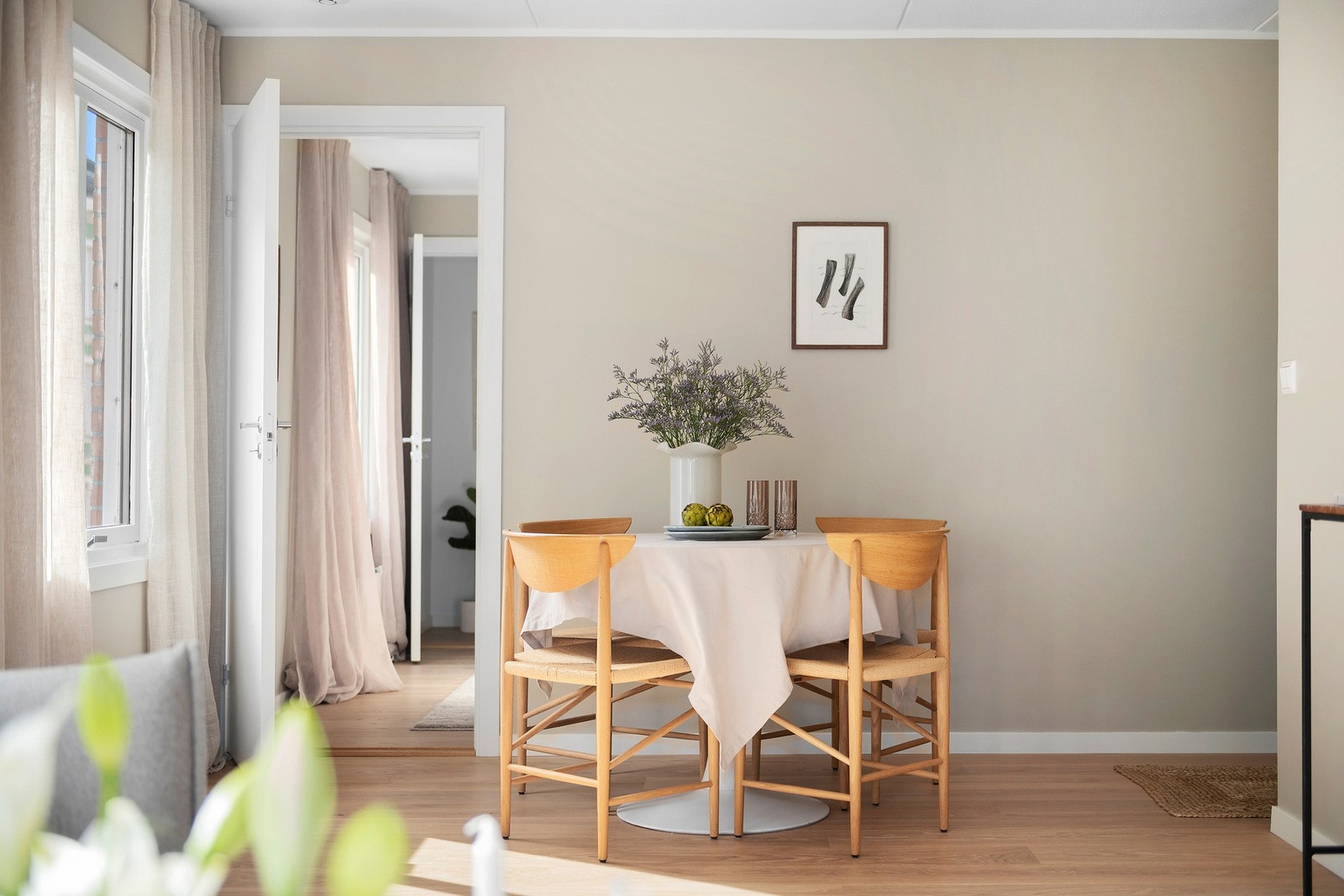 I stuen er det plass til spisebord, sofa og tv-møblement Galleribilde