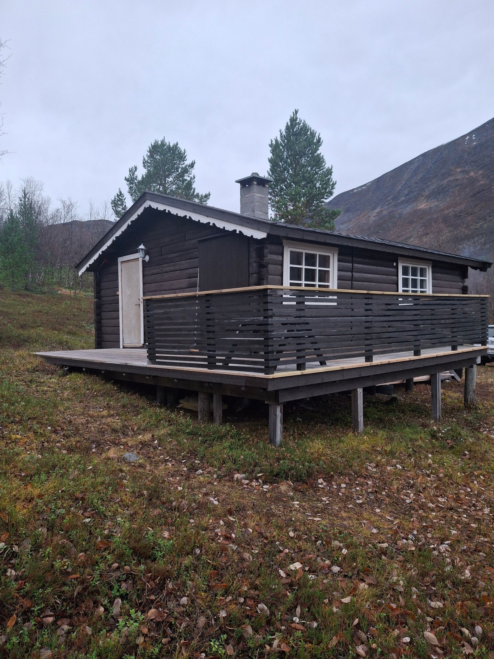 Sørvegg inngangsdør.. veranda vender mot Kåfjord i øst.. Galleribilde