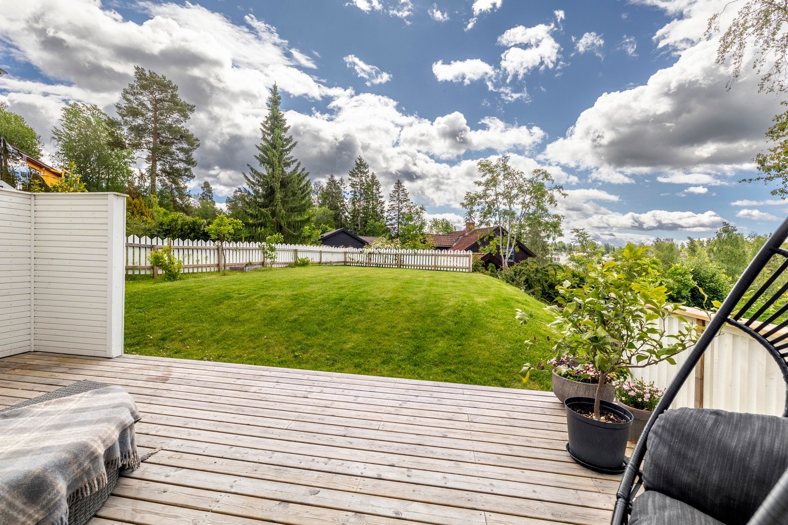 Her er det flotte og solrike uteområder med luftebalkong, terrasse og hage som innbyr til både avslapning og sosialt samvær. Galleribilde