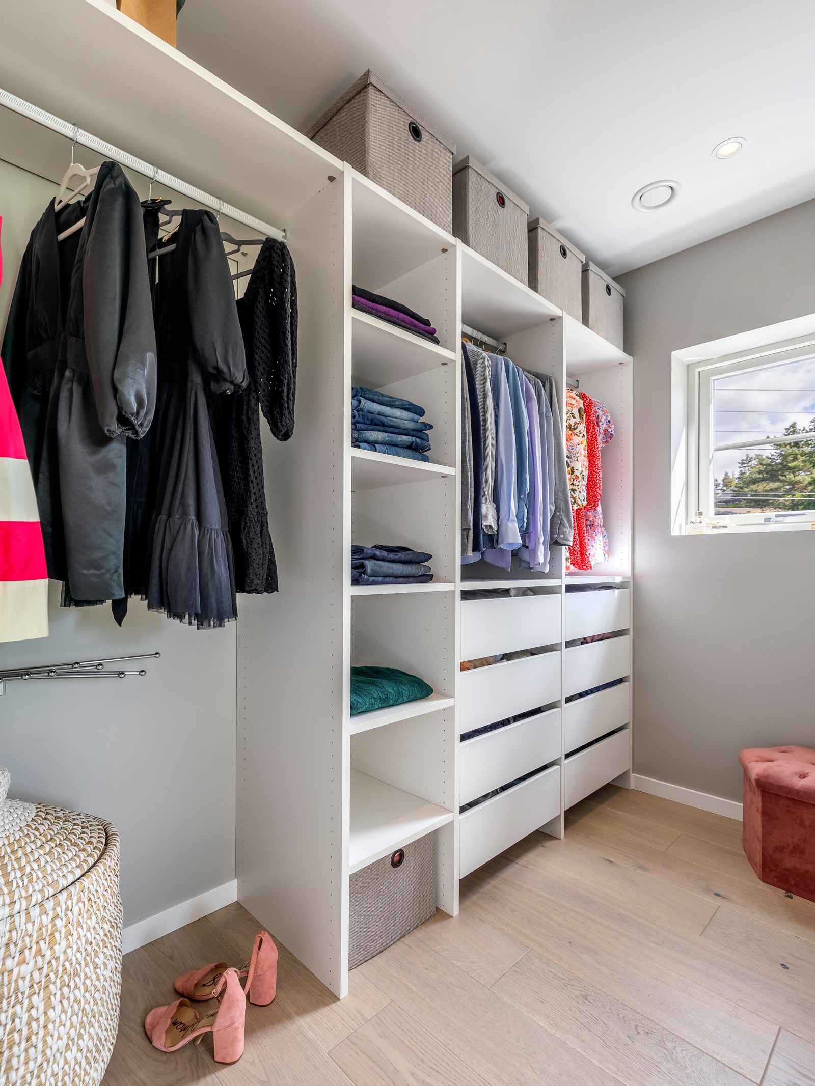 Walk-in-closet med smarte garderobeløsninger. Galleribilde