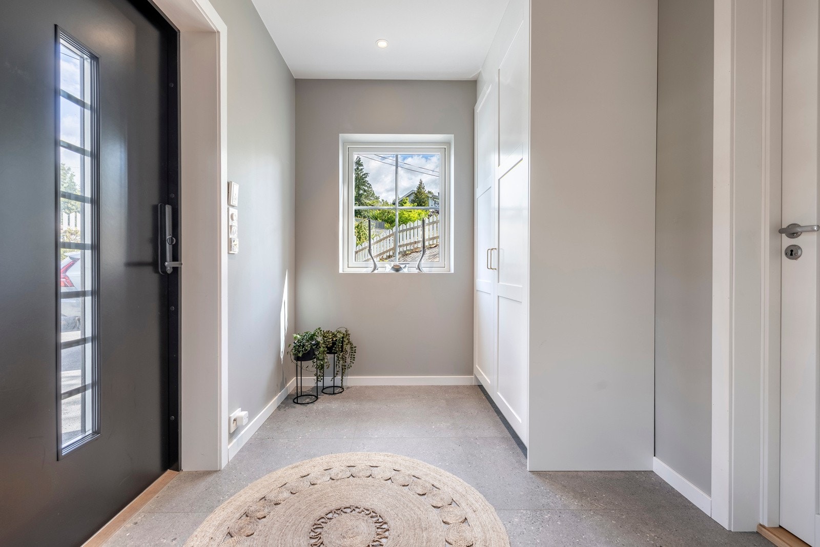 Entréen ønsker deg velkommen med downlights, lysmalte vegger og flislagt gulv utstyrt med behagelige varmekabler for ekstra komfort. Galleribilde