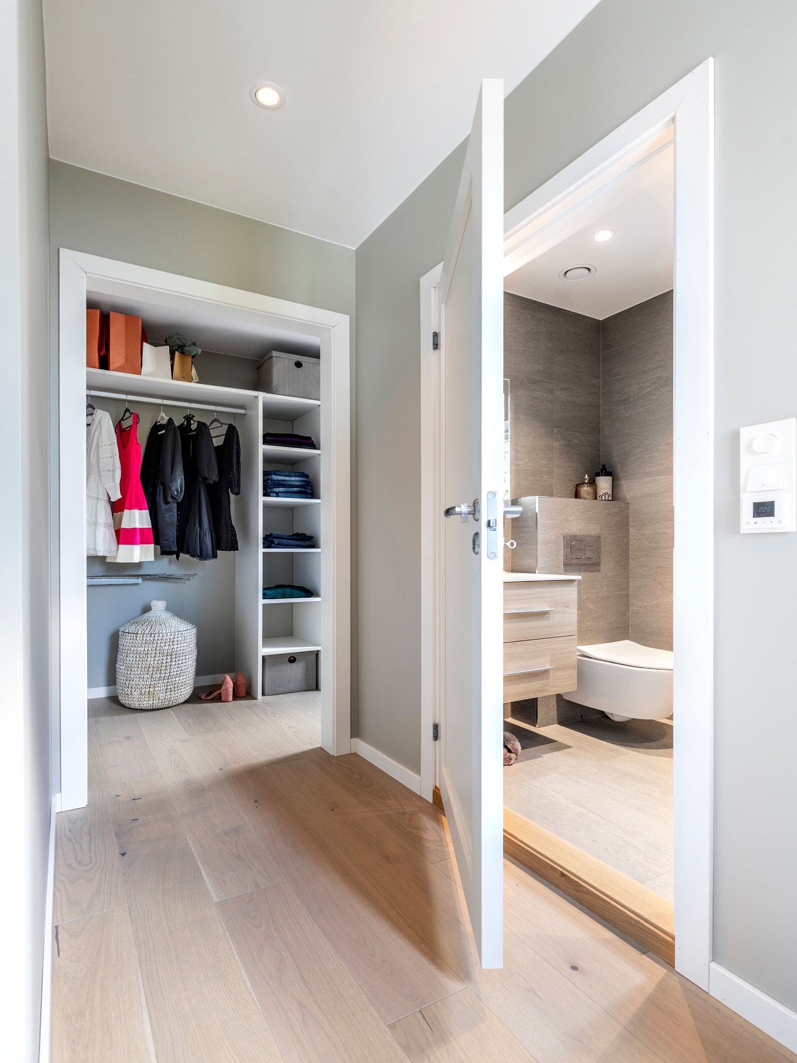 Rommet ligger i en suiteløsning til det ene badet og har i tillegg sitt eget walk-in-closet. Galleribilde