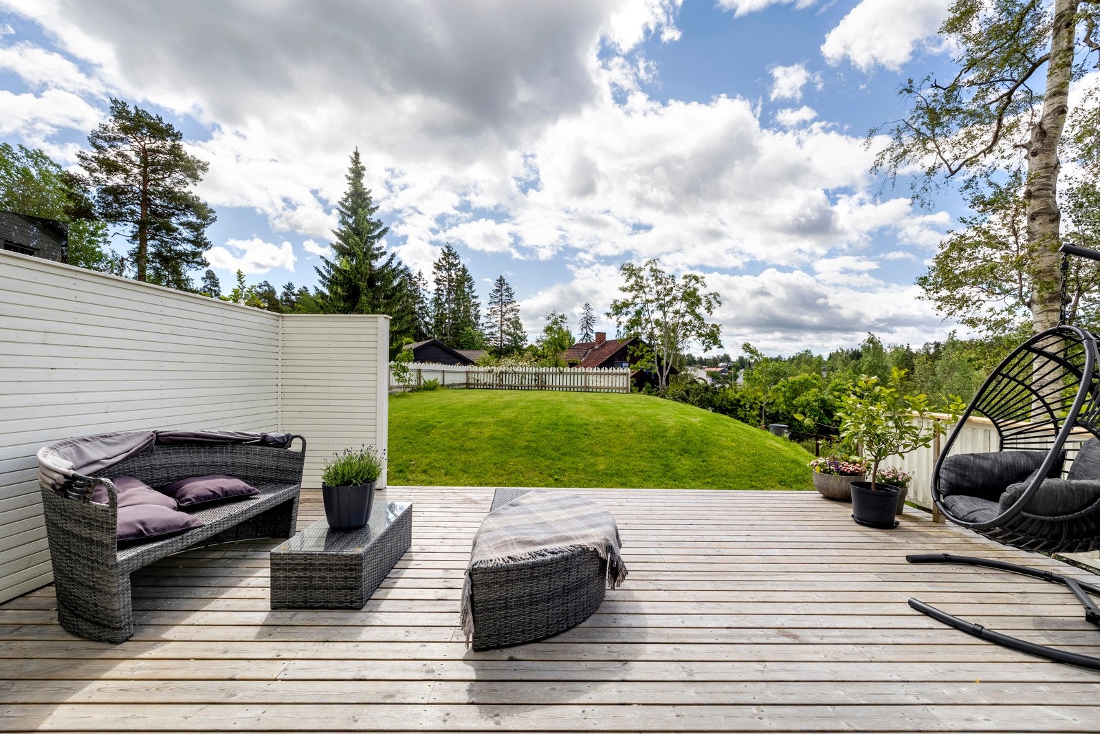 Fra stuen i første etasje er det utgang til en terrasse på ca. 51 kvm som strekker seg rundt boligen på to sider. Galleribilde