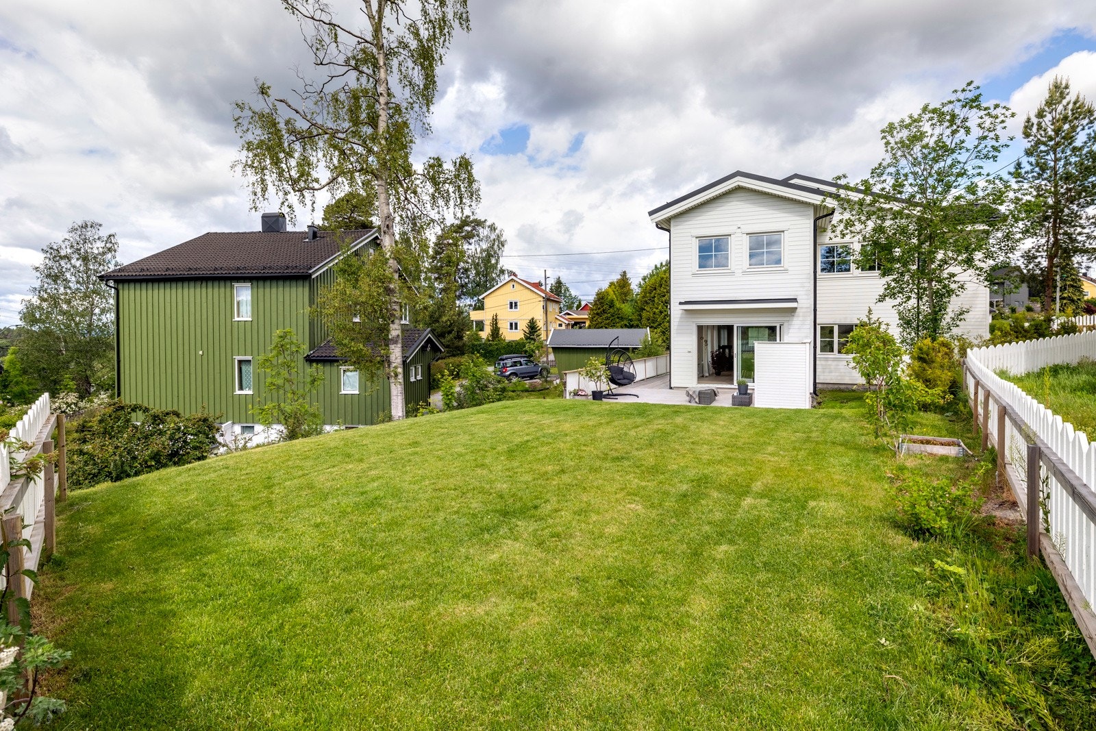 Hagen gir et grønt og trivelig inntrykk, med god plass til lek og rekreasjon for både store og små. Galleribilde