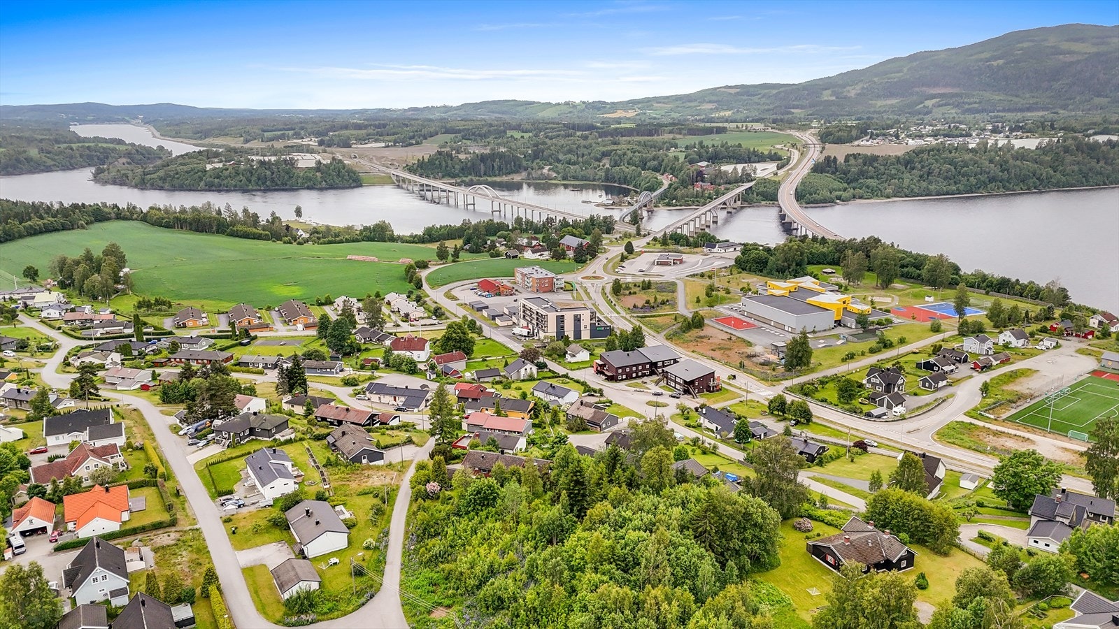 Minnesund fremstår som en perle ved sørenden av Mjøsa. Her finnes idylliske badeplasser, naturskjønne omgivelser og mulighet for båtliv. Galleribilde