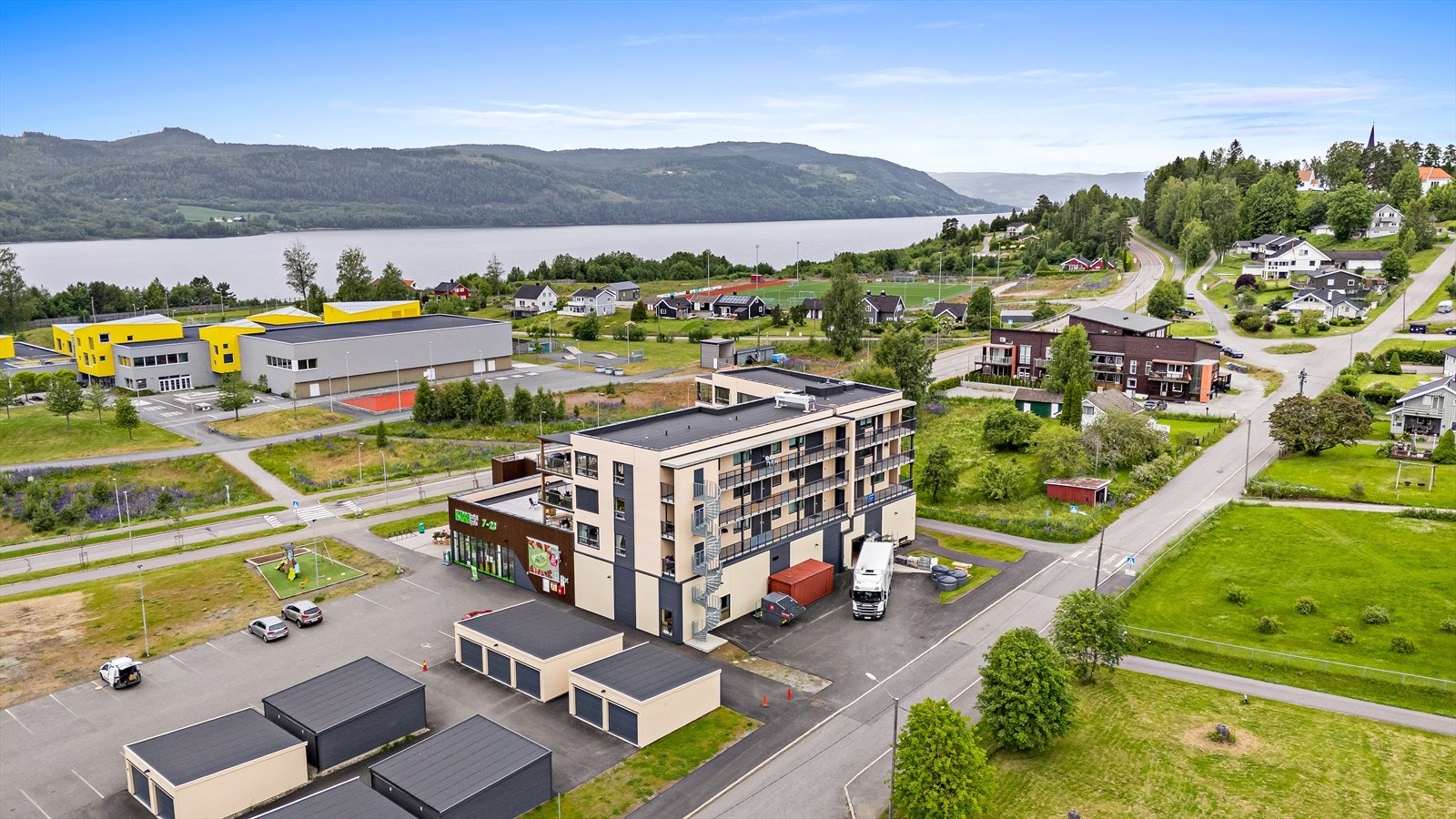 Det medfølger garasjeplass i garasje på bakkeplan.
På samme tomten som leiligheten har du fasiliteter som frisør, treningssenter, Jafs, fysioterapeut og KIWI. Galleribilde