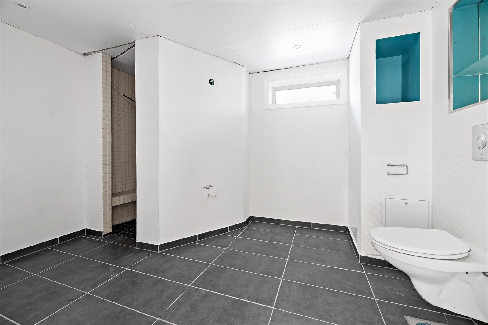 Badet i kjeller er oppgradering i 2026. Det er manglende ferdigstillelse av arbeider i taket mot dusjnisjen samt at vask eller baderomsinnredning må monteres.
Nye downlights etablert av Elektrikeren Mosjøen AS i 2026. Galleribilde