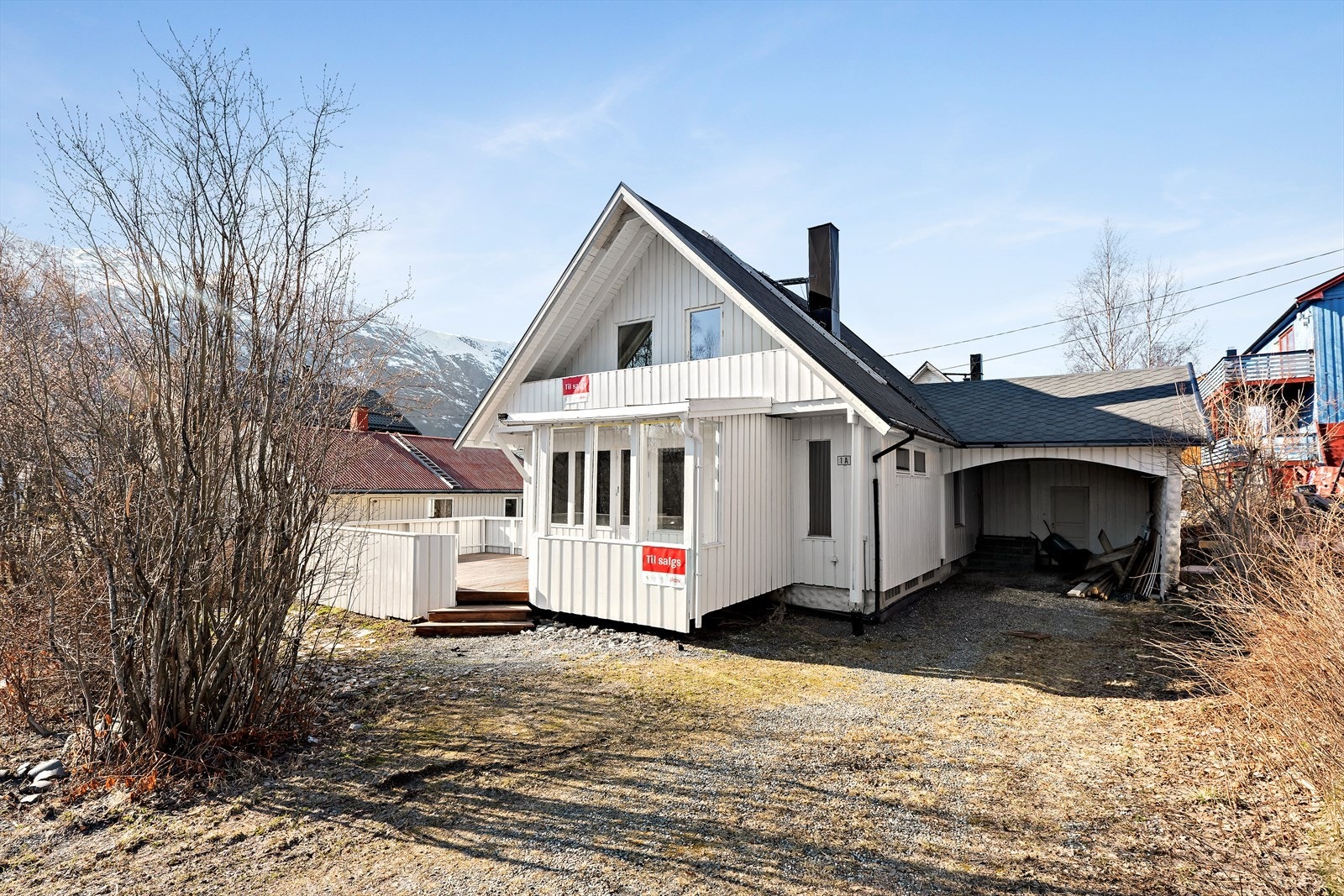 Fasaden har stående bordkledning, og terrassen har delvis takoverbygg. Galleribilde