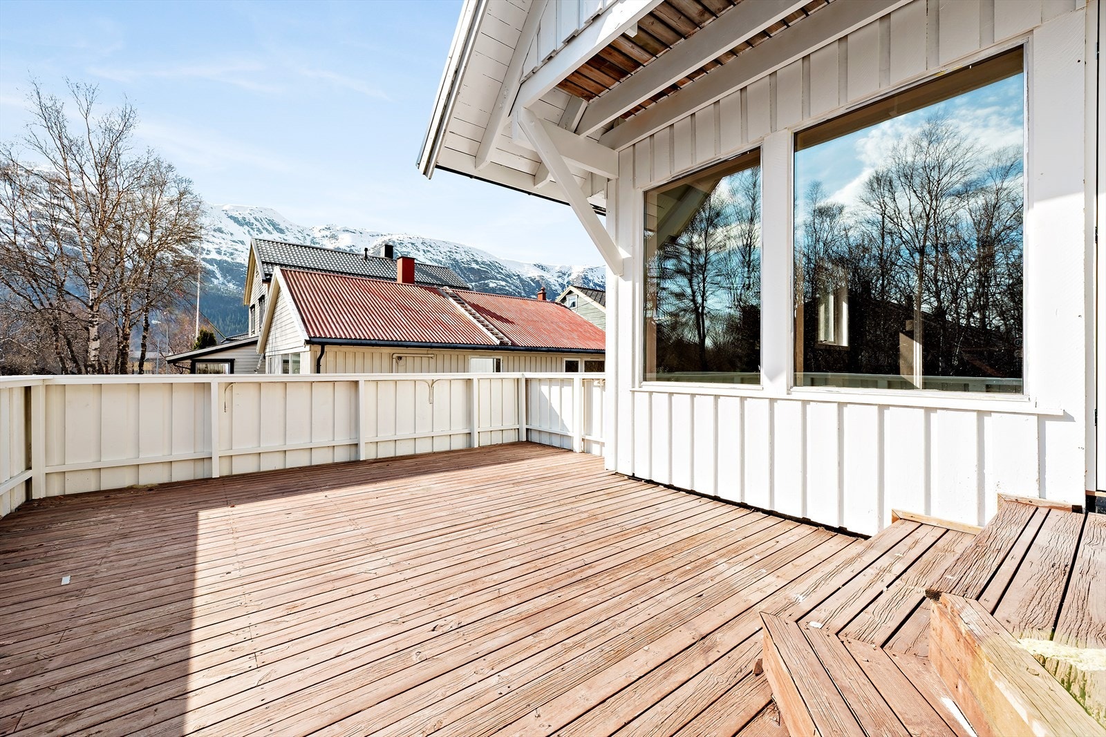 Terrasse med utgang fra hovedetasjen gir mulighet for uteplass. Galleribilde