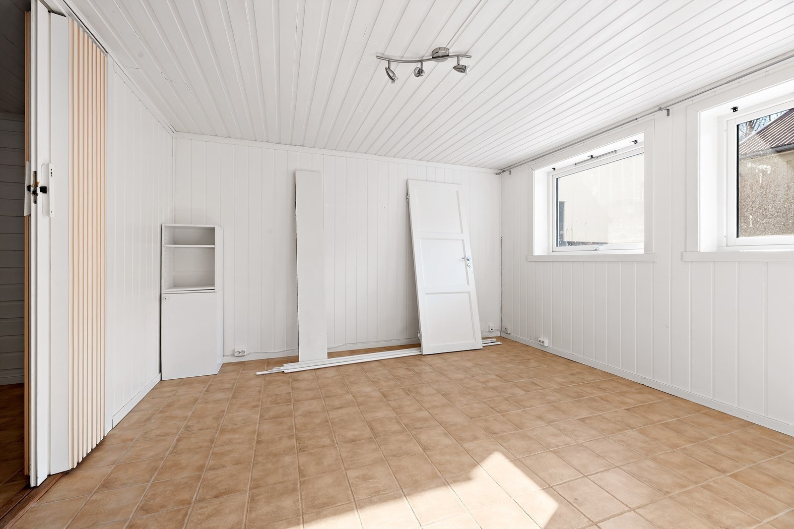 Oppholdsrom i kjellerleilighet Galleribilde