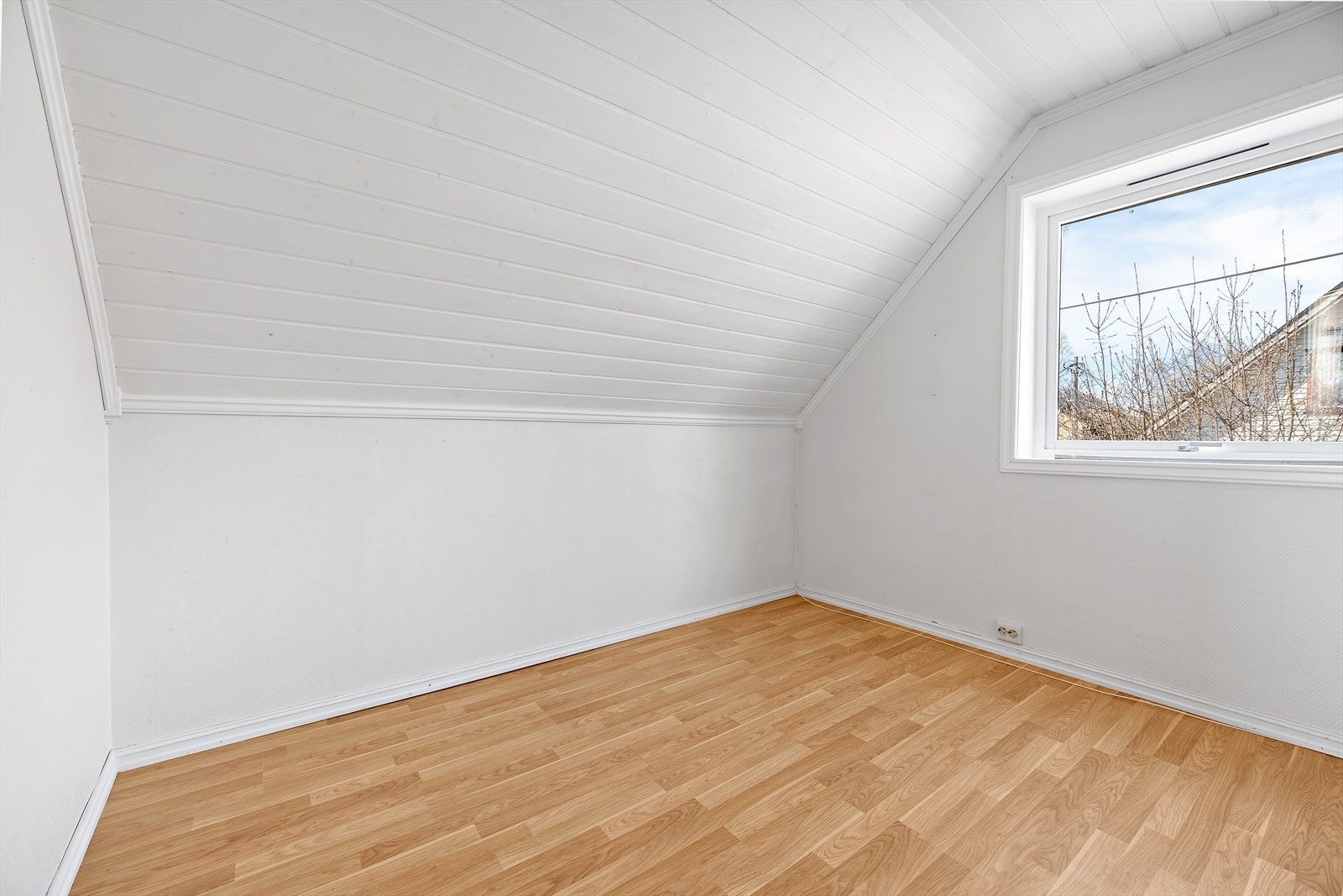 Soverom nr. 2 har skråtak og godt lysinnslipp fra vinduet. Galleribilde