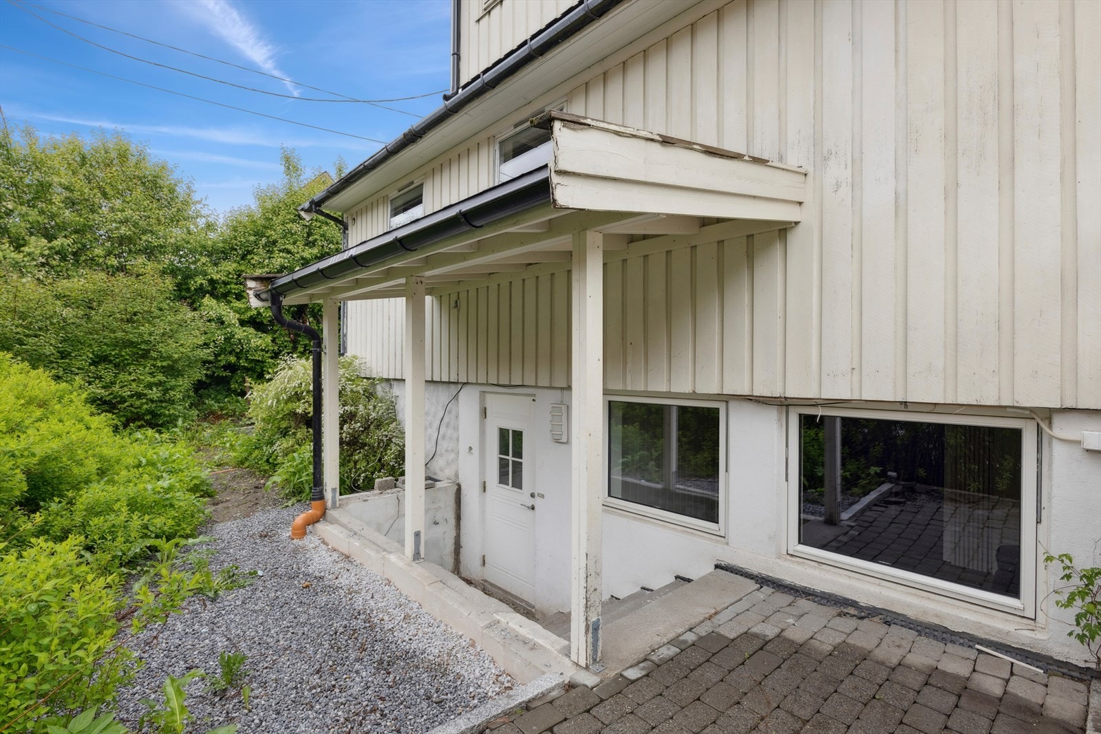 Kjellerleiligheten har egen inngang via en overbygget utvendig trapp. Leiligheten er ikke omsøkt og godkjent av kommunen. Galleribilde