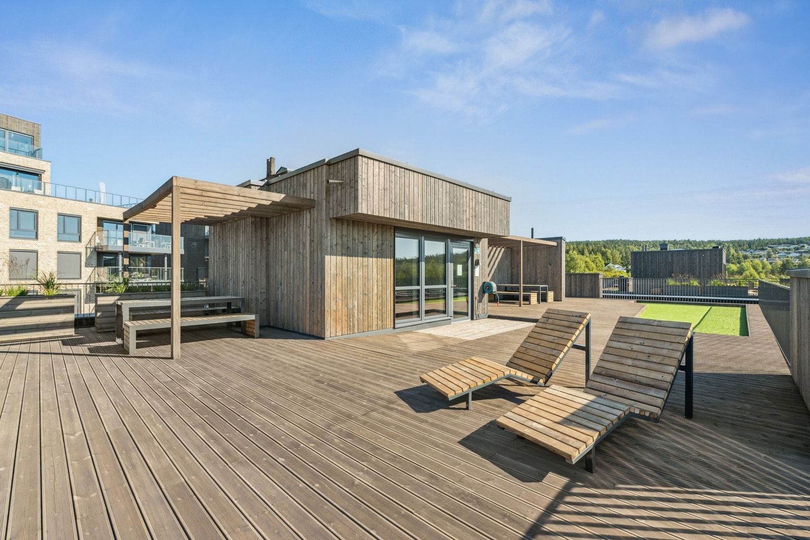 Leiligheten har tilgang til 3 stk takterrasser med gode solforhold og flott utsikt. Bilde fra takterrasse på samme bygning som leiligheten. Galleribilde