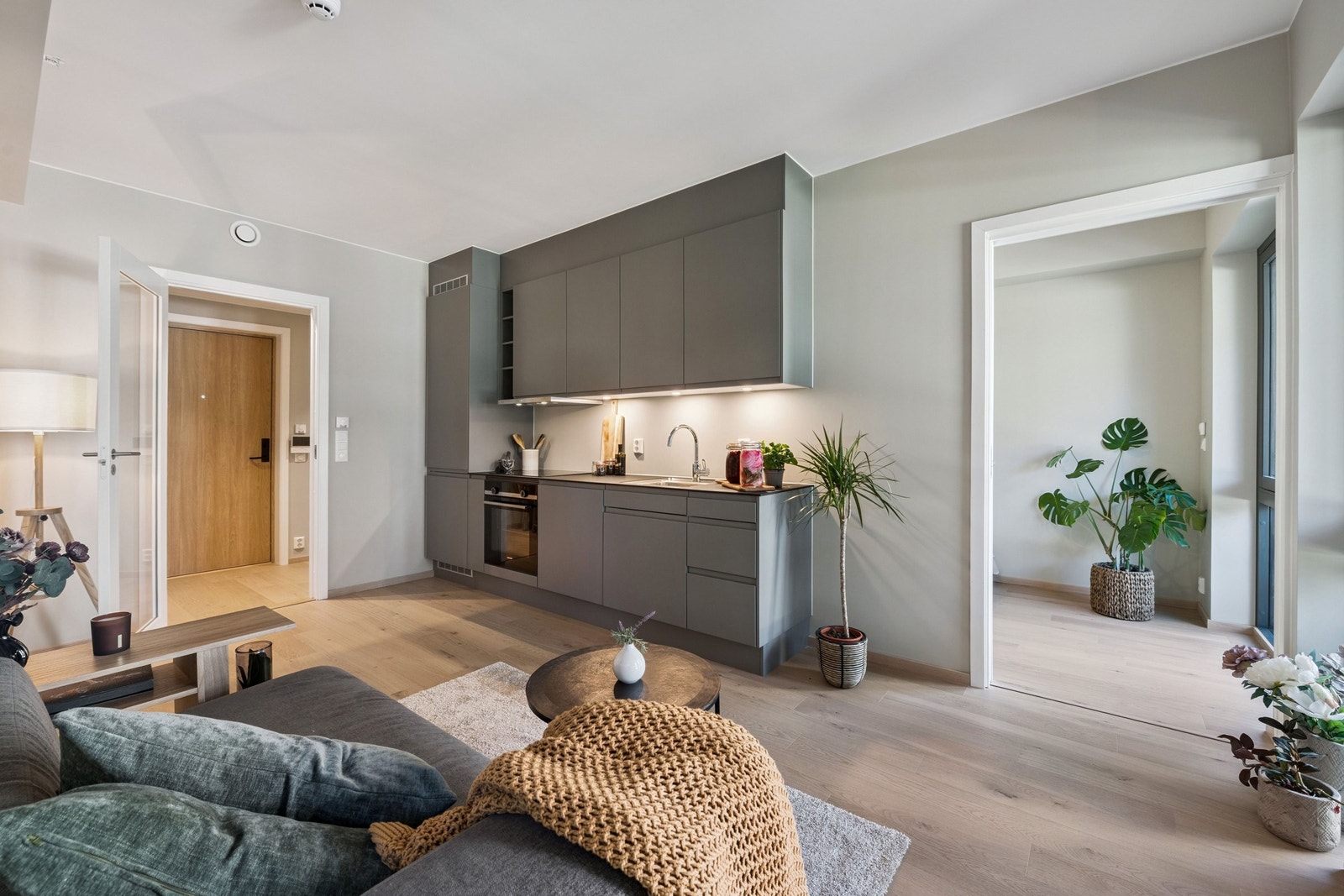 Leiligheten har en stavs parkett på gulv og vegger er malt i moderne fargetone Galleribilde