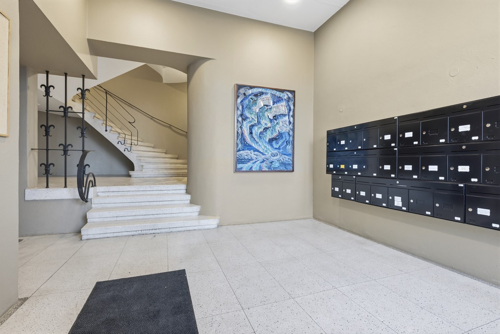 Flott felles oppgang. Mot slutten av 2025 ble nye postkasser montert, all terrazzo renset/behandlet og vegger malt Galleribilde