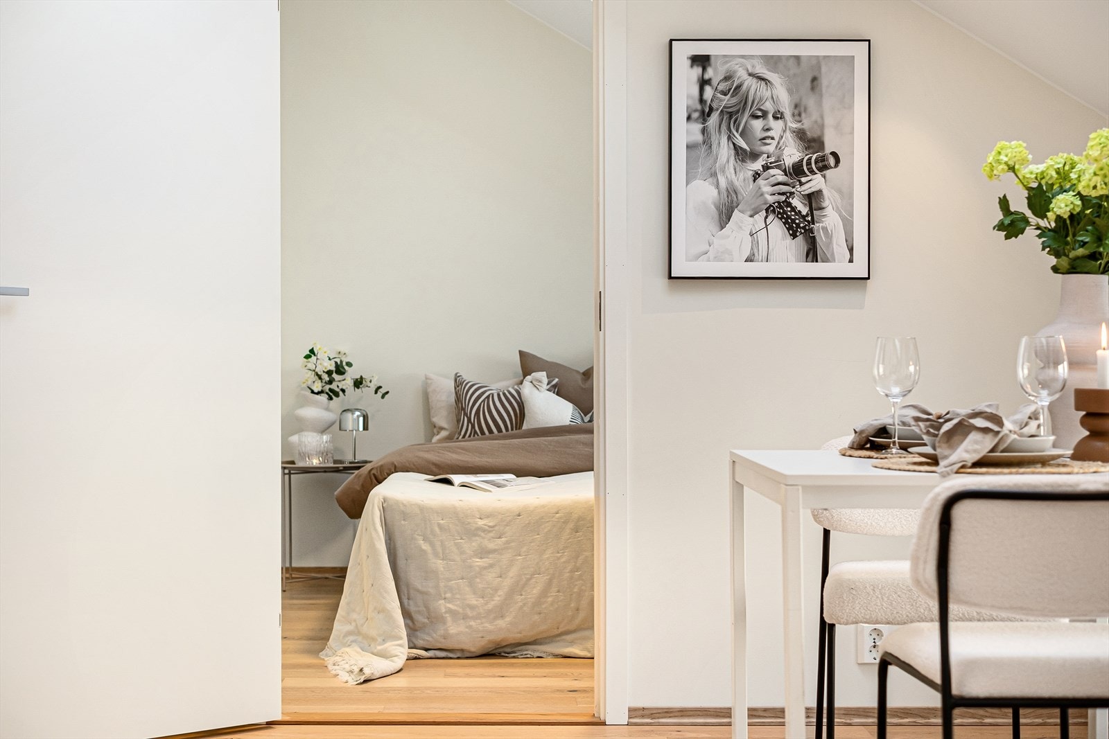 Leiligheten har en godt utnyttet planløsning, vannbåren varme, og utstrakt bruk av spotbelysning. Galleribilde