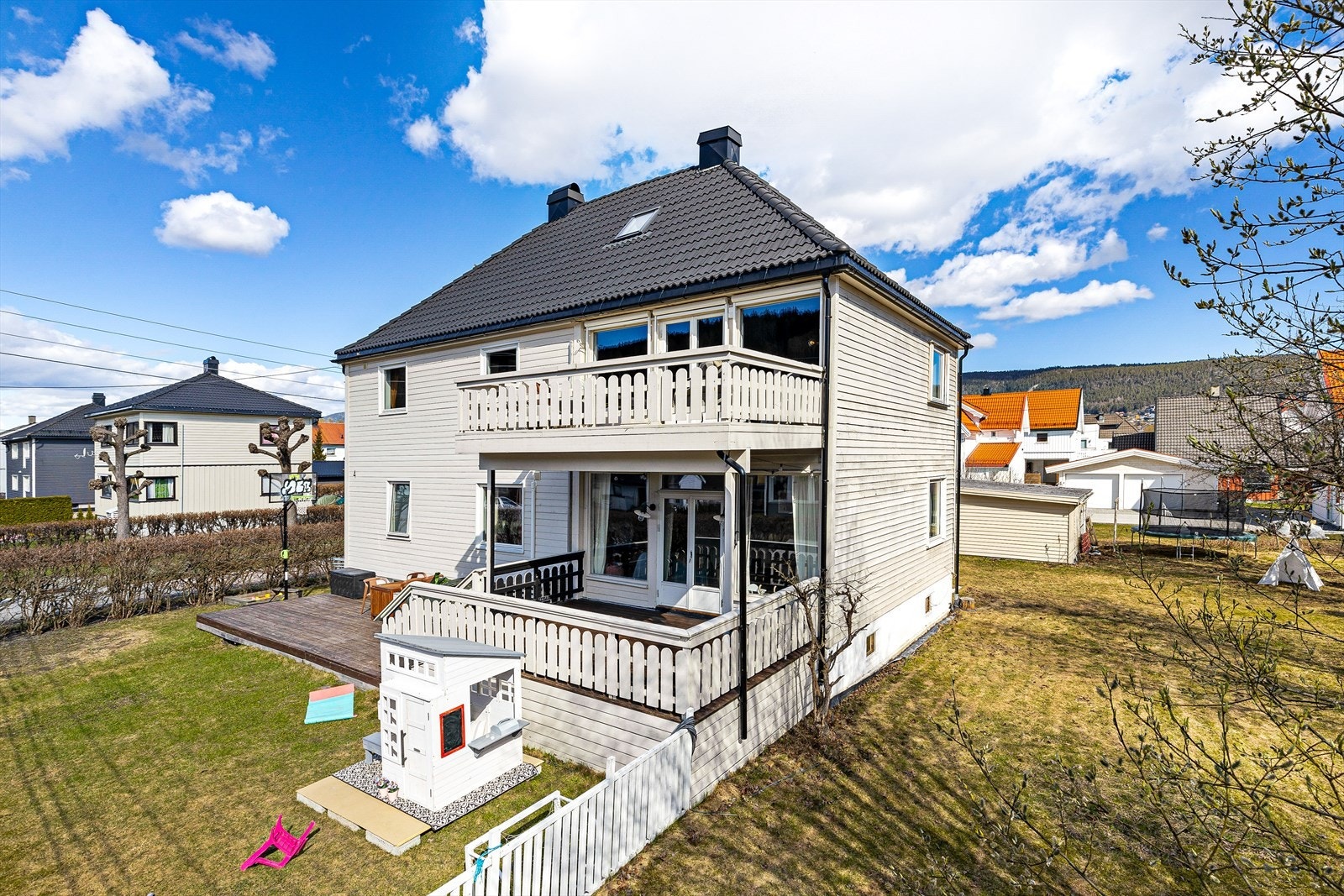 Sørvendt balkong på ca. 12 kvm med gode solforhold, samt stort hageområde - perfekt for både avslapning og sosiale sammenkomster. Galleribilde