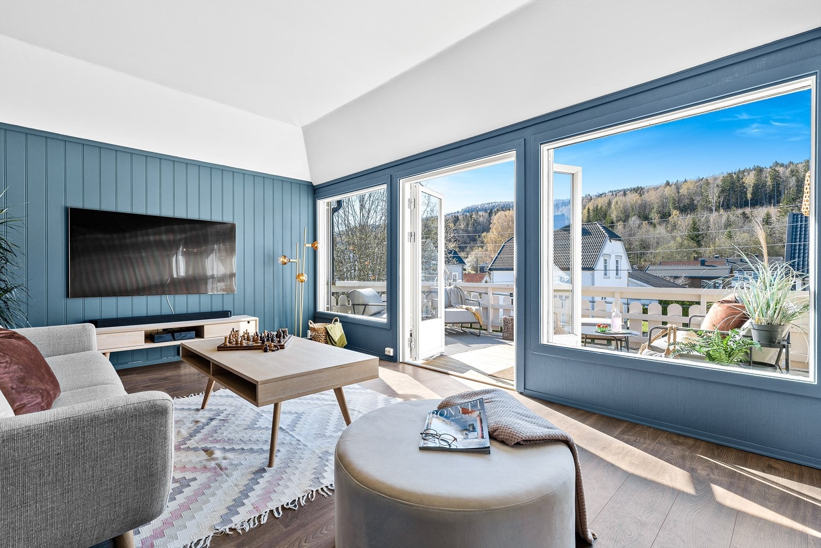 Gustav Waal og Eiendomsmegler 1 Dal Drammen ønsker velkommen til Fridtjof Nansens gate 4 - Fotograf Trond Reder. Galleribilde