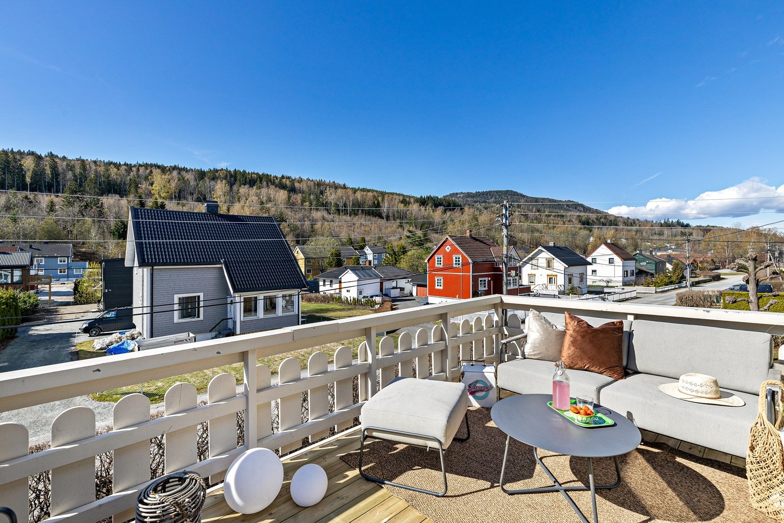 Solrik sørvendt balkong på ca. 12 m² med utgang fra stue. Galleribilde