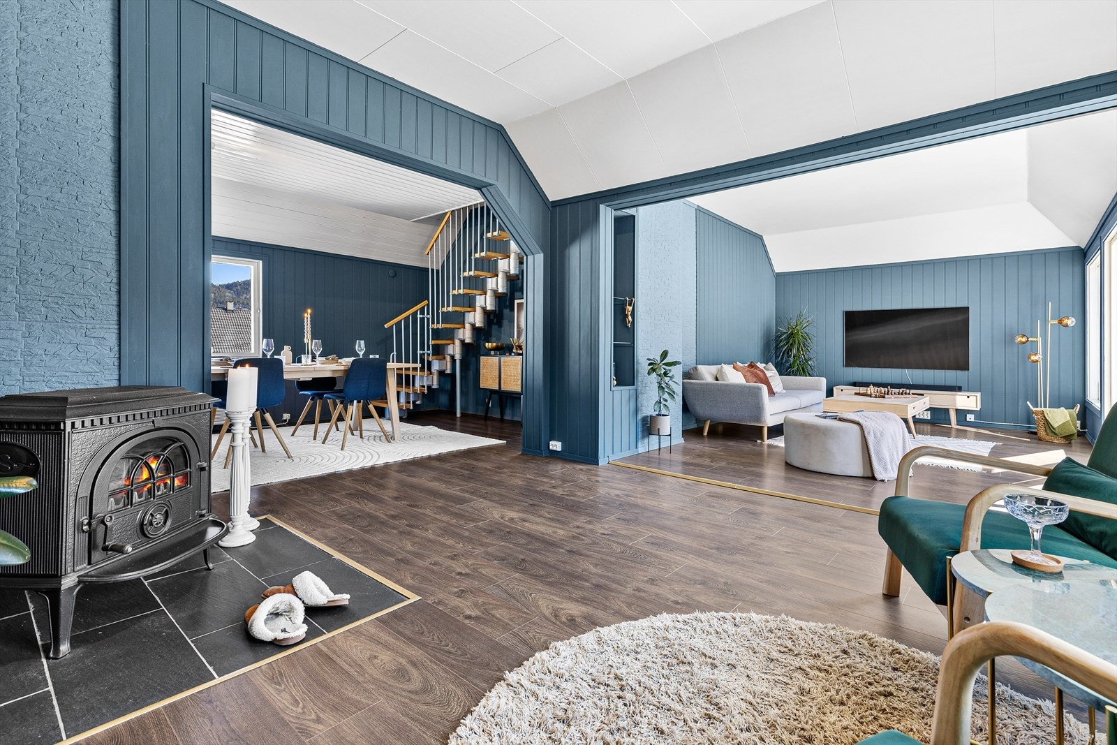 Stue mot spisestue. Galleribilde