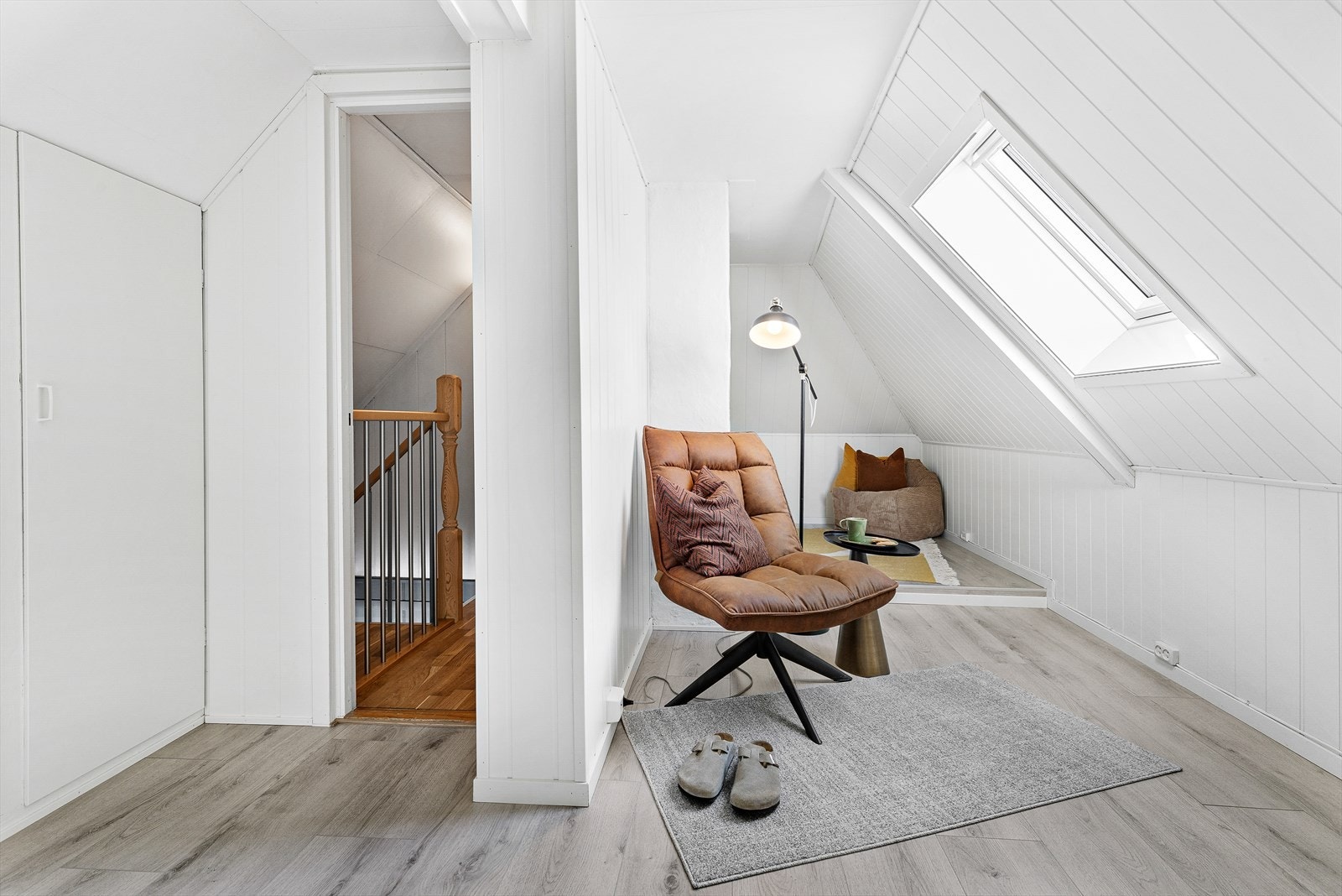 Loftstue/soverom: Rommet er innredet som loftstue med innebygd garderobeskap. Rommet er ikke godkjent for varig opphold og har ikke godkjent rømningsvei. Tilgang til kaldtloft og trappegang. Galleribilde