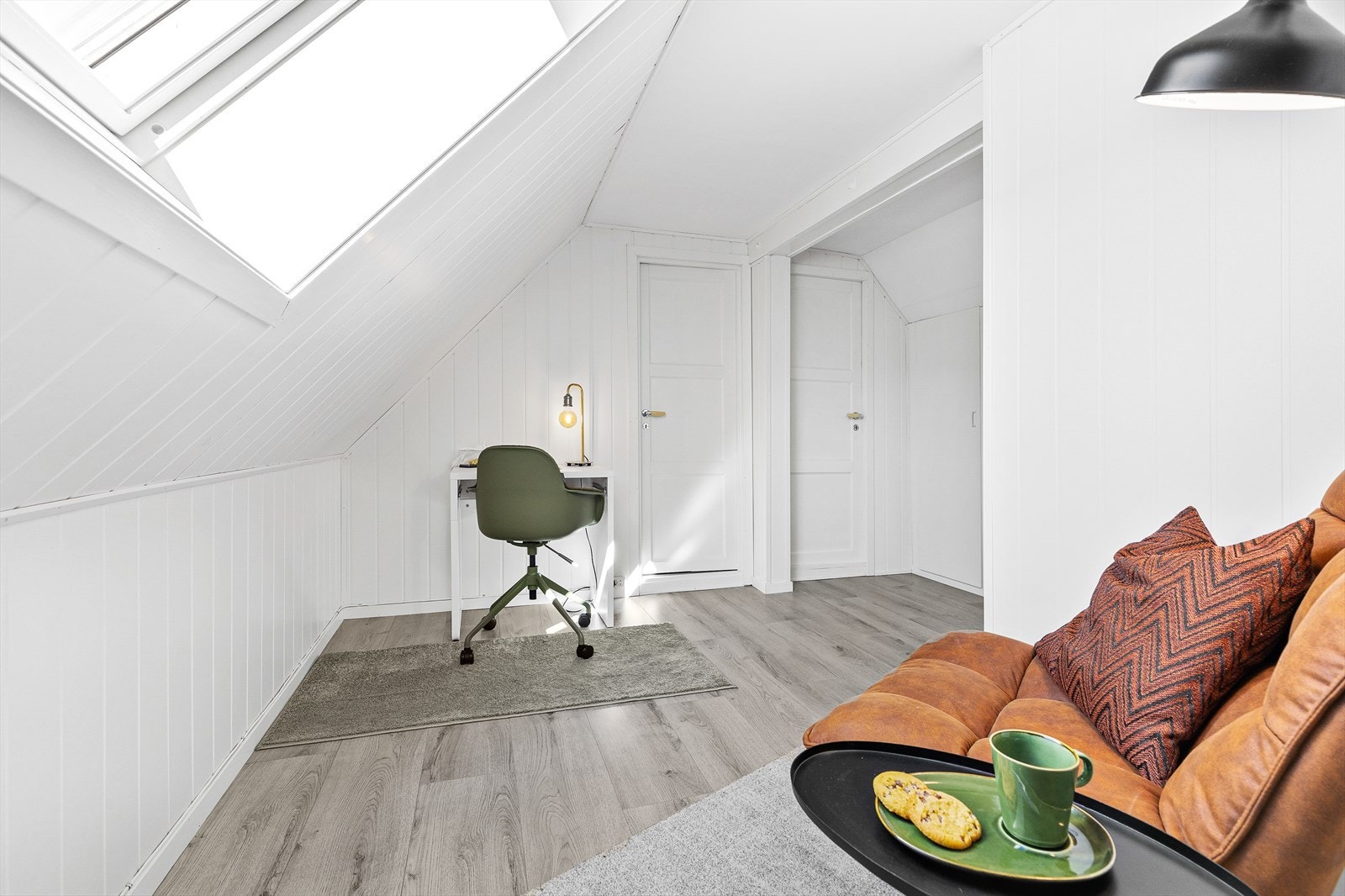 Loftstue/soverom: Rommet er innredet som loftstue med innebygd garderobeskap. Rommet er ikke godkjent for varig opphold og har ikke godkjent rømningsvei. Tilgang til kaldtloft og trappegang. Galleribilde