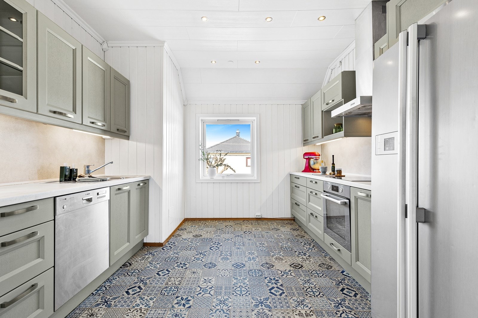 Stilfullt kjøkken med Sentima kjøkkeninnredning fra 2020 og downlights i tak. Mulig spiseplass ved vindu. Galleribilde
