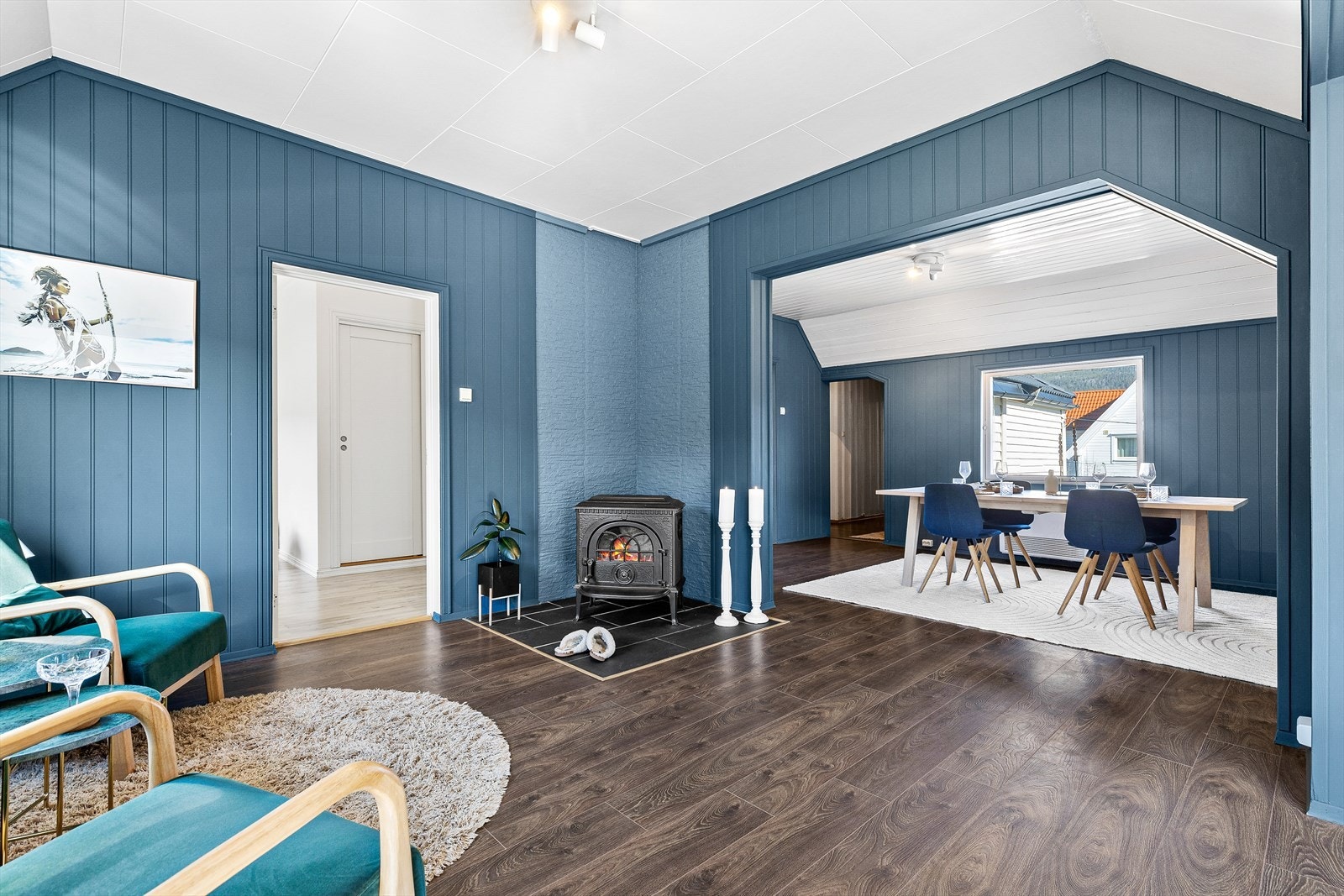 Stue med vedovn (Det er etter tilsyn gitt anmerking/avvik på pipeløp, se prospektet). Galleribilde