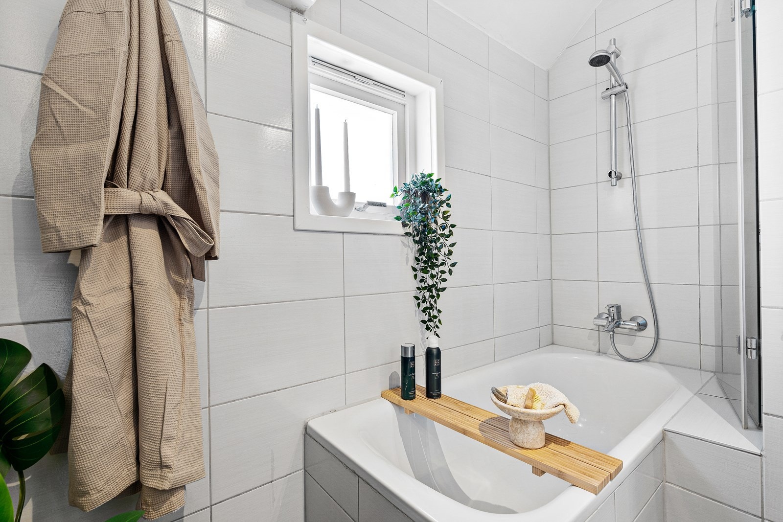 Innfliset badekar med dusjvegg av glass. Galleribilde