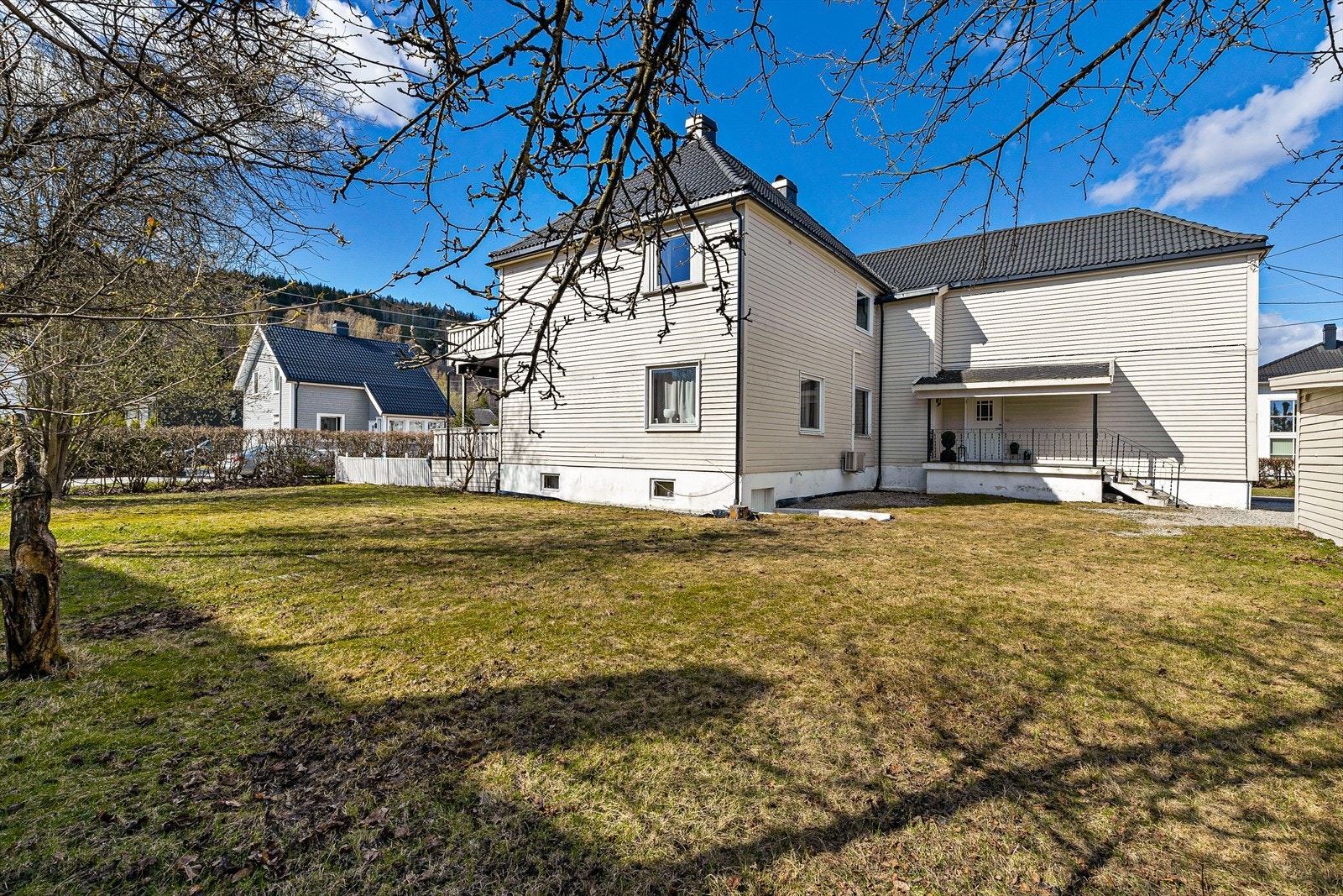 Pent opparbeidet tomt. Det tilhører egen avgrenset del av hagen for denne leiligheten. Galleribilde