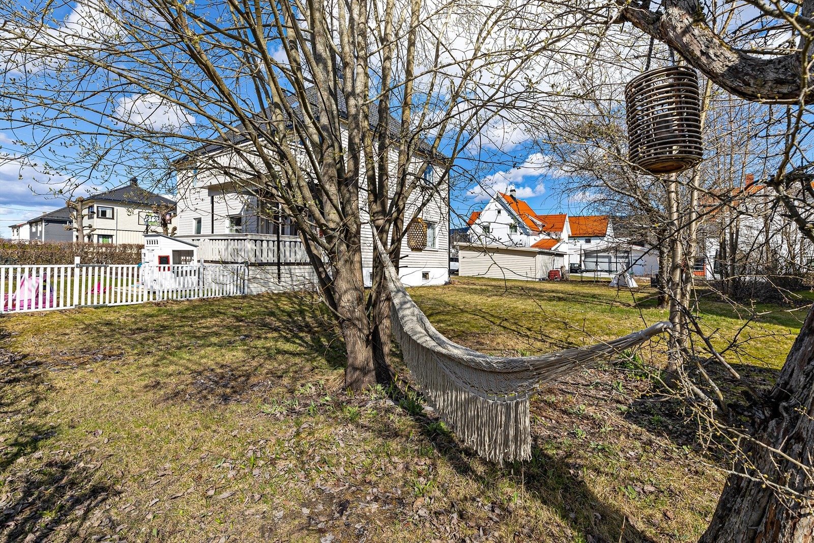 Pent opparbeidet tomt. Det tilhører egen avgrenset del av hagen for denne leiligheten. Galleribilde