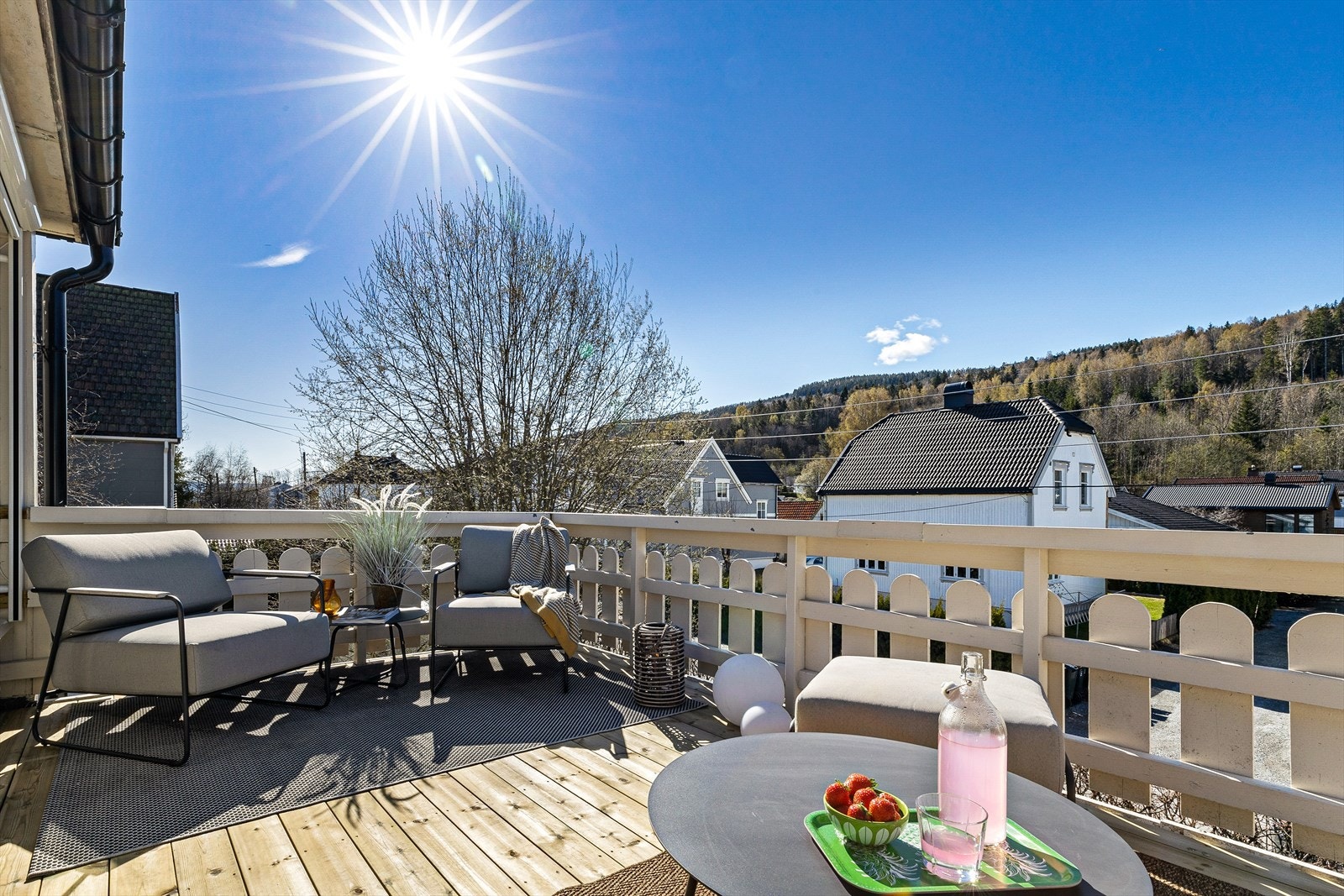 Solrik sørvendt balkong på ca. 12 m² med utgang fra stue. Galleribilde