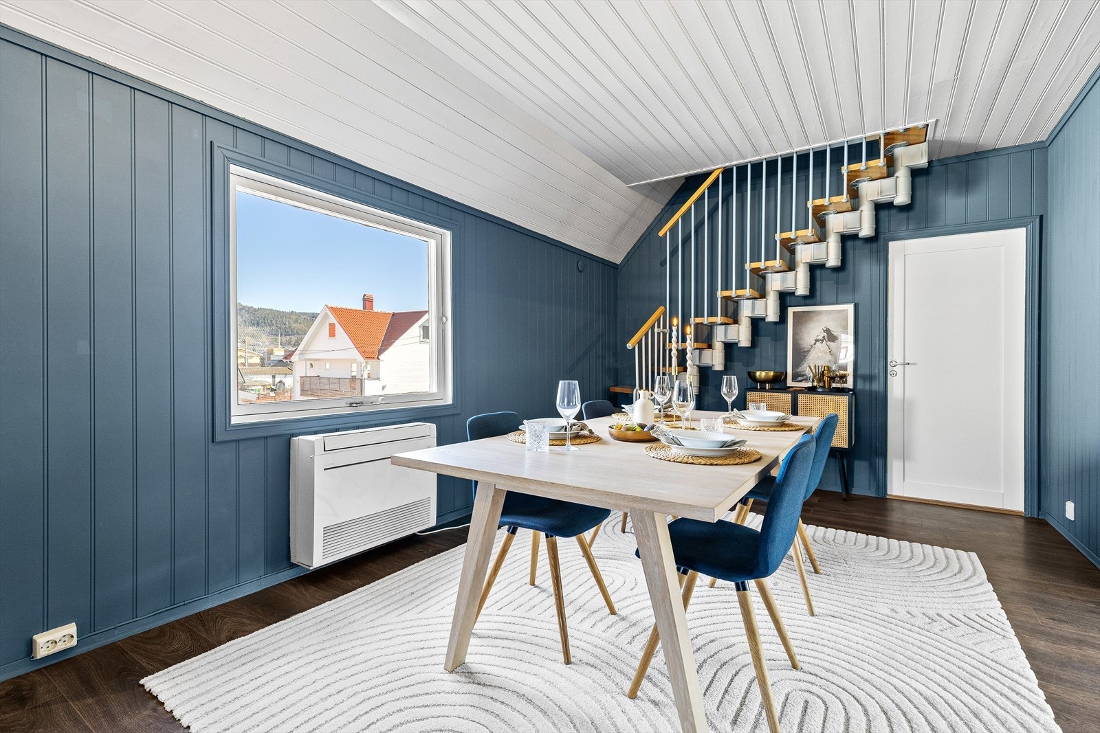 Spisestue med inngang til soverom samt trapp opp til loftet. Galleribilde