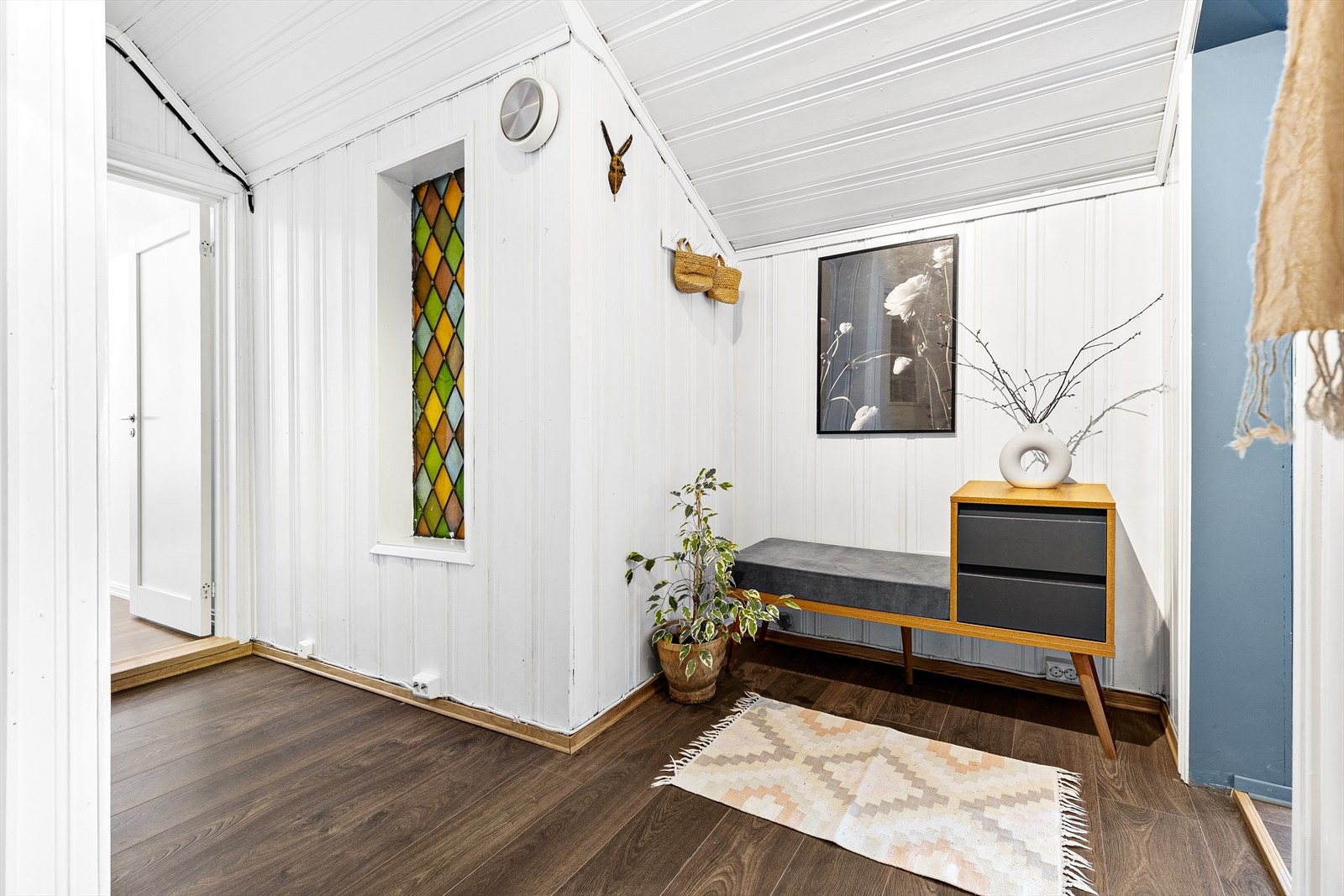 Inngang til disponibelt rom fra gang (til venstre). Galleribilde