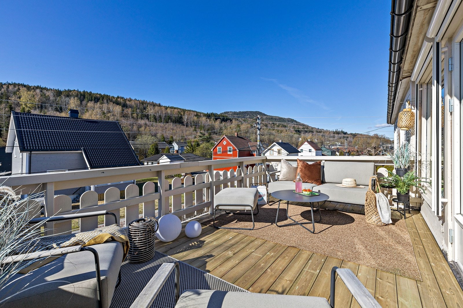 Solrik sørvendt balkong på ca. 12 m² med utgang fra stue. Galleribilde