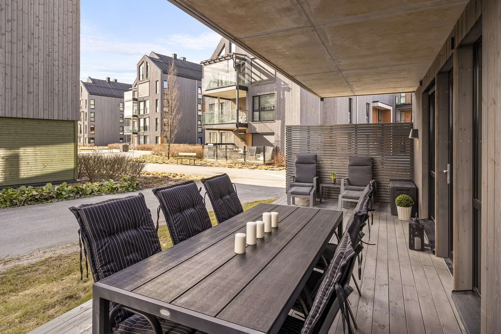 Fra stuen er det utgang til en romslig og delvis overbygget terrasse på 23 m². Galleribilde