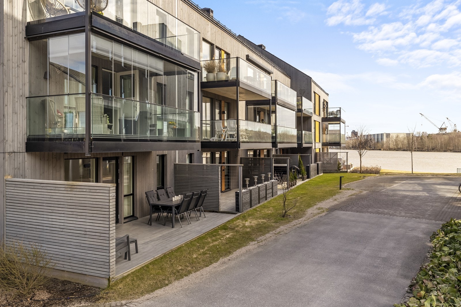 Leiligheten ligger på bakkeplan med enkel, trinnfri adkomst. Galleribilde