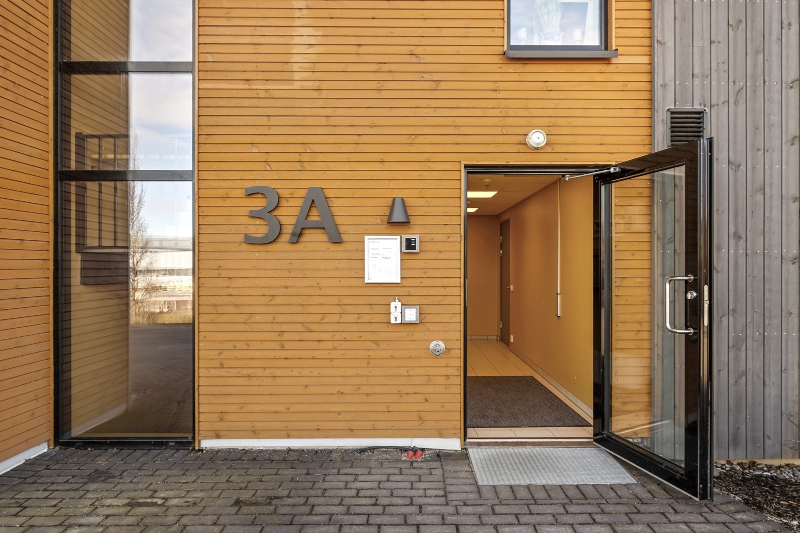 Leiligheten er utstyrt med porttelefon og videomonitor med fjernbetjent åpning av hoveddøren i blokka. Galleribilde